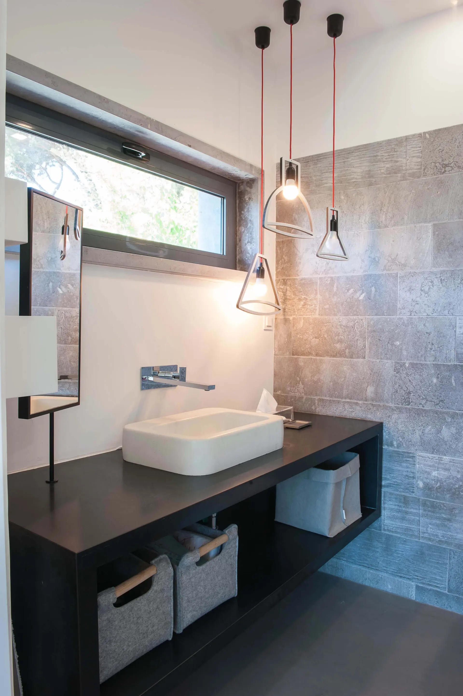 Casa de banho com lavatório vessel branco, bancada preta e trio pendants cabo vermelho — design de interiores de luxo Paço de Arcos, Oeiras, Atelier Renata Santos Machado