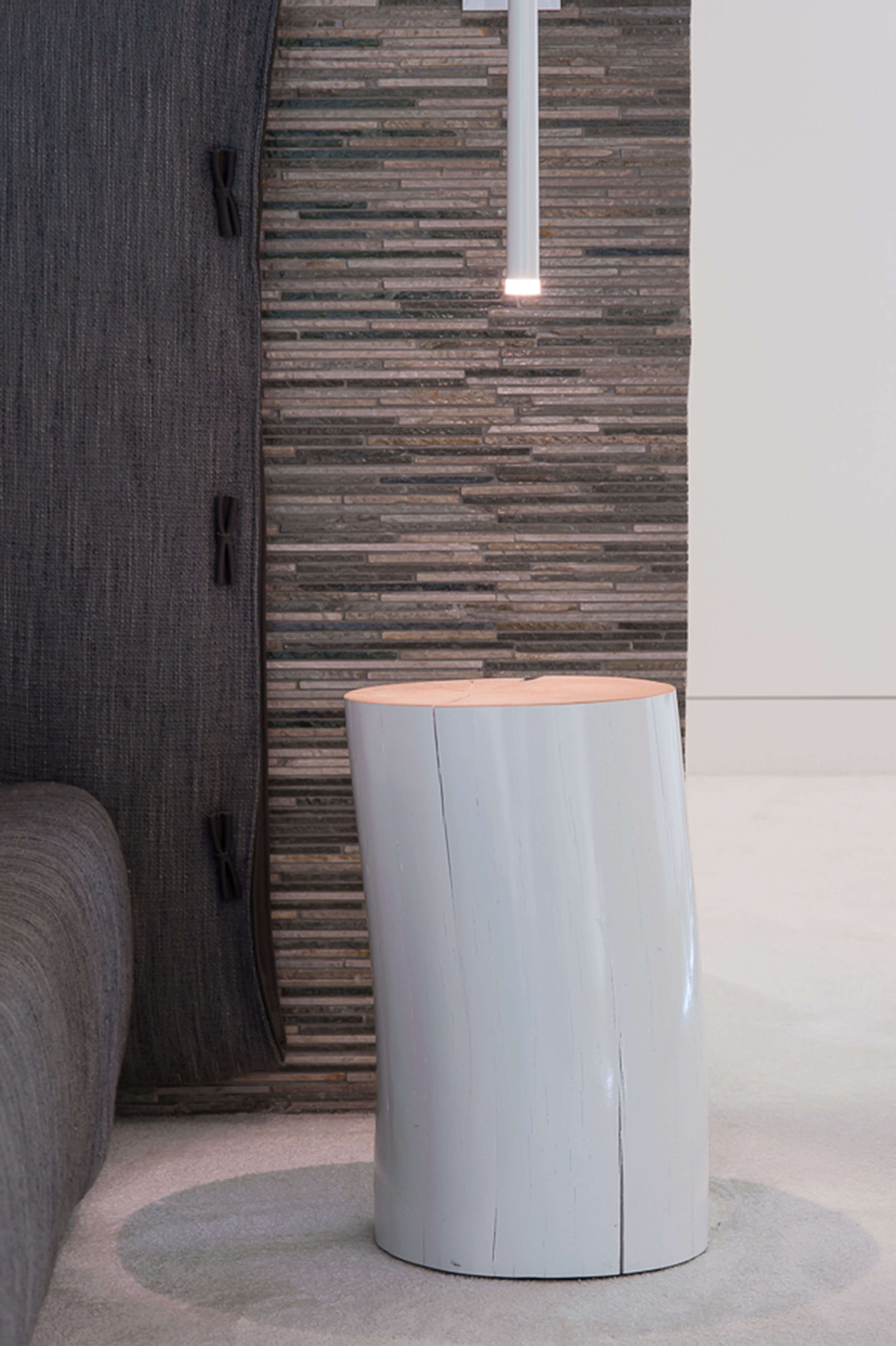 Master suite, mesa tronco orgânico lacado branco, parede pedra Tasmania e Vibia Slim — design de interiores de luxo Paço de Arcos, Oeiras, Atelier Renata Santos Machado