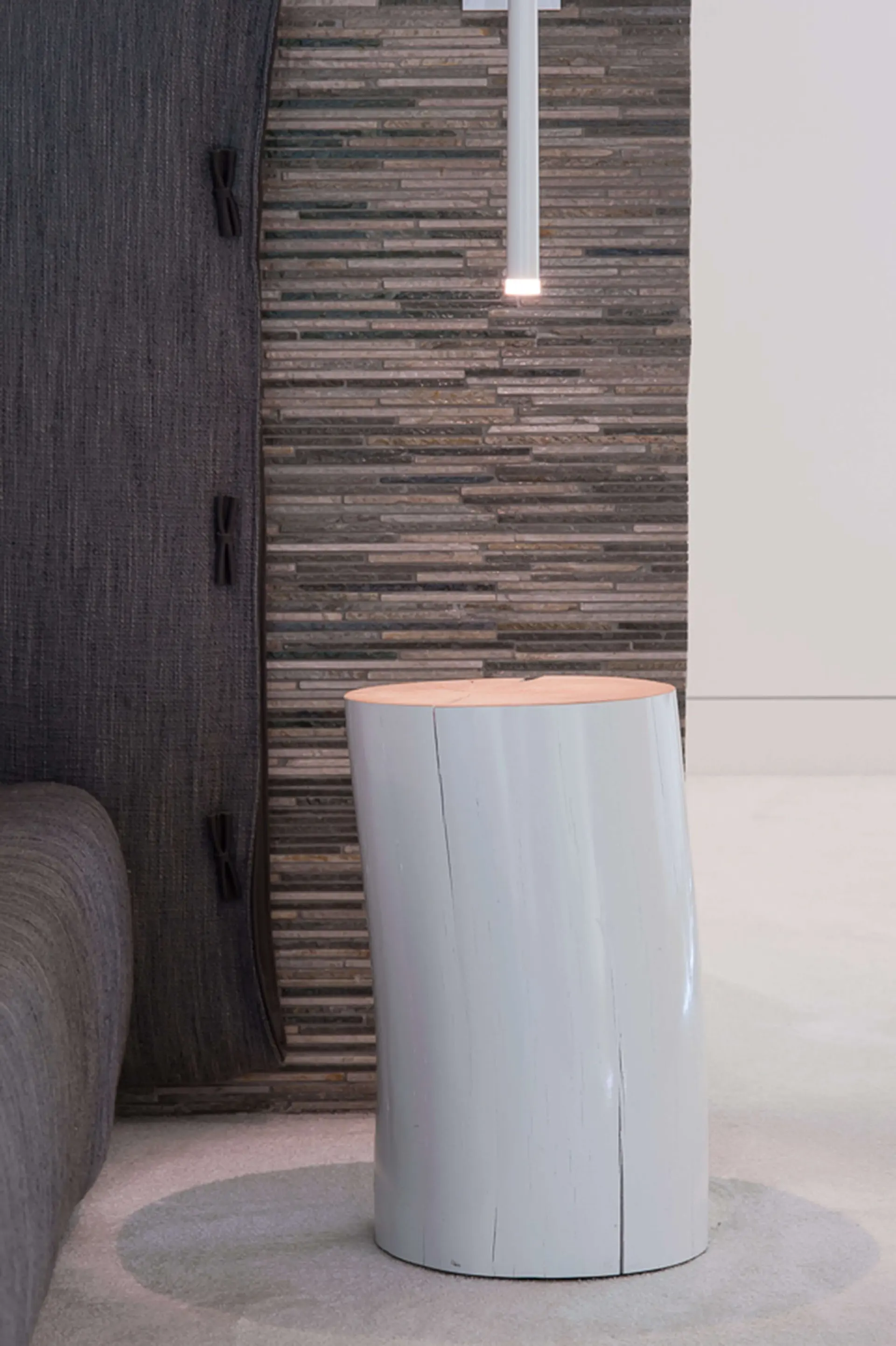 Master suite, mesa tronco orgânico lacado branco, parede pedra Tasmania e Vibia Slim — design de interiores de luxo Paço de Arcos, Oeiras, Atelier Renata Santos Machado