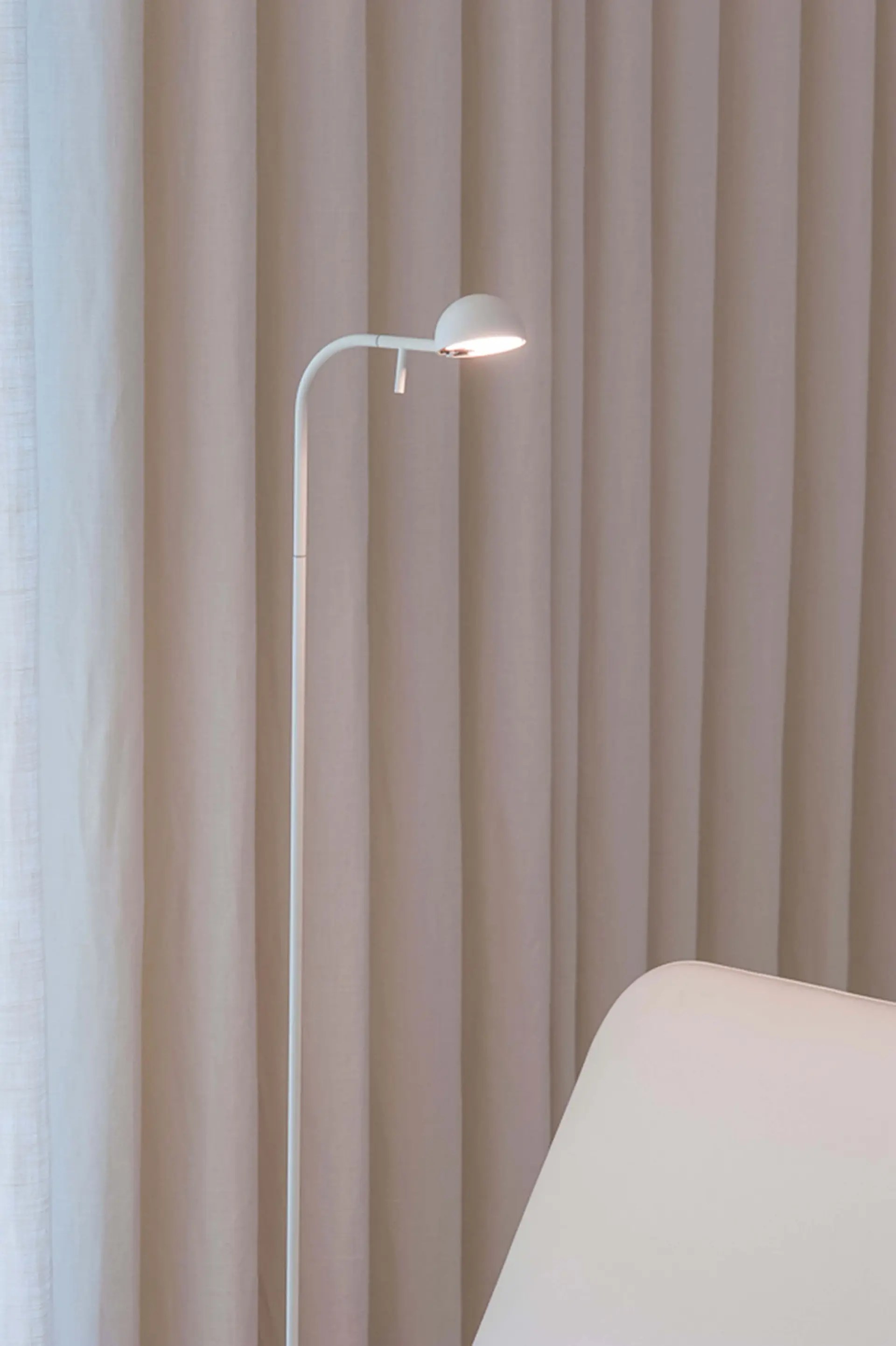 Master suite, candeeiro leitura Vibia Pin branco, cortinados linho e alcatifa branca — design de interiores de luxo Paço de Arcos, Oeiras, Atelier Renata Santos Machado