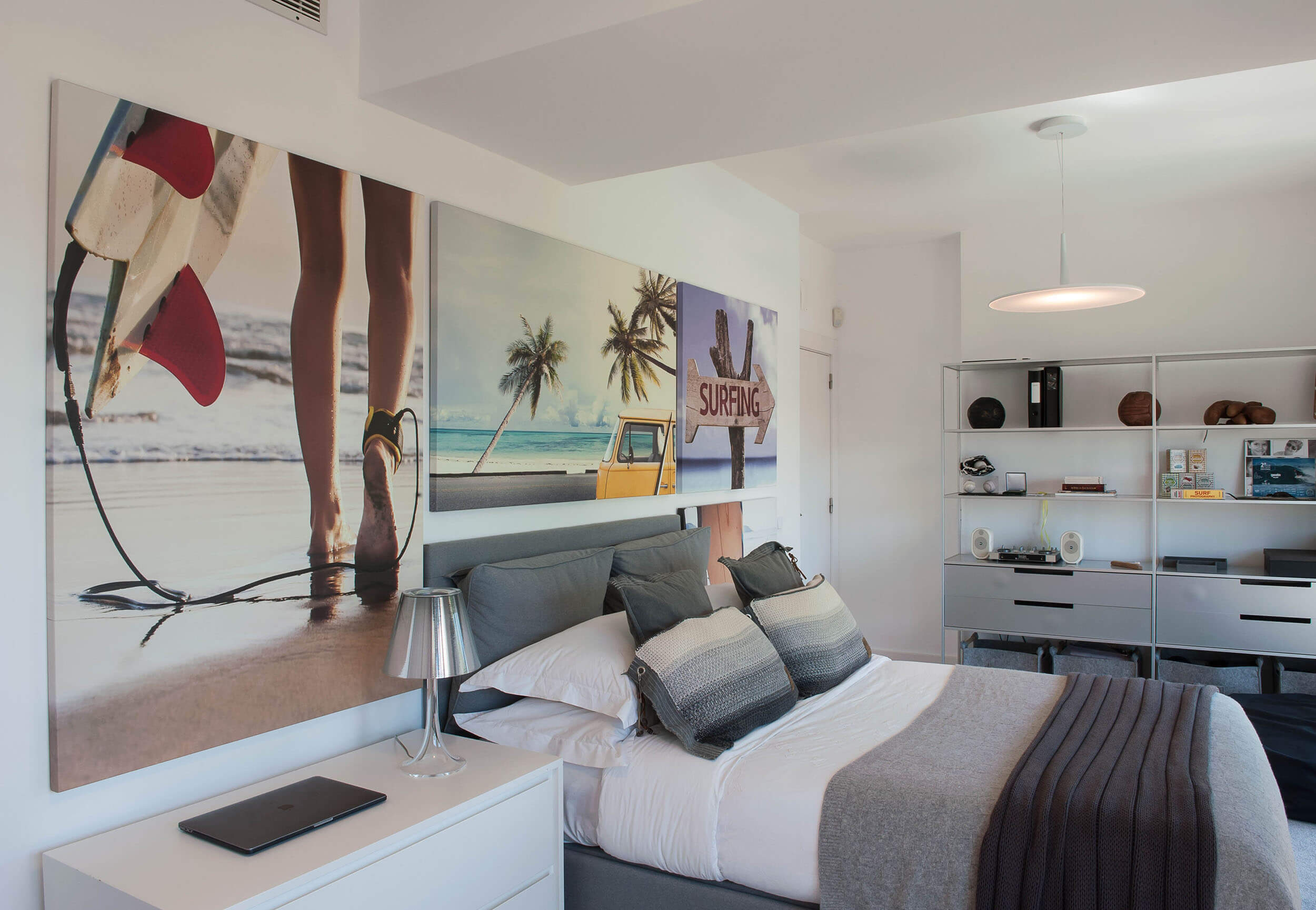 Quarto com design de interiores contemporâneo, com composição de têxteis, arte decorativa e iluminação suave