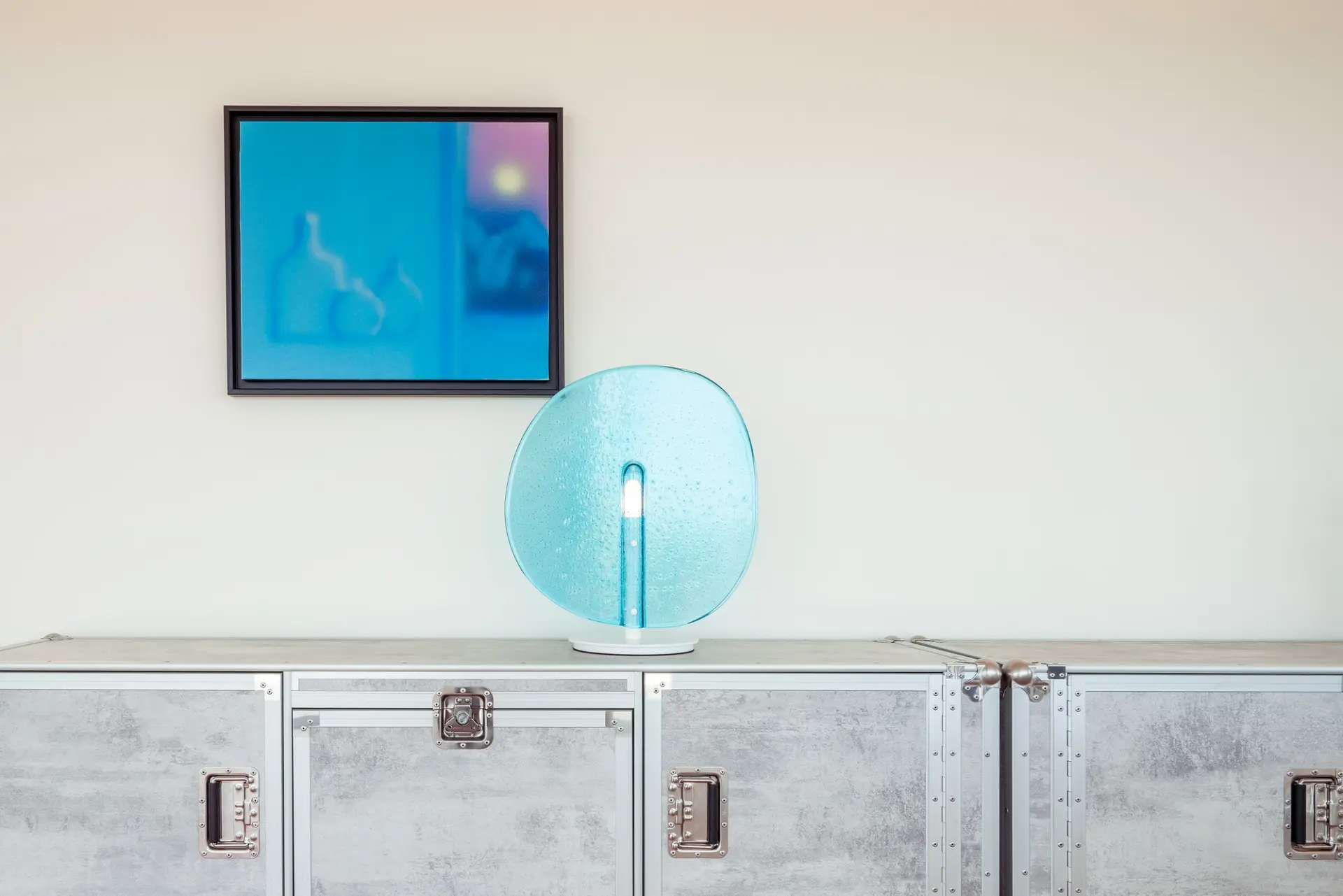 Aparador com decoração minimalista e iluminação decorativa. Detalhe que contribui para valorizar casa antes de vender