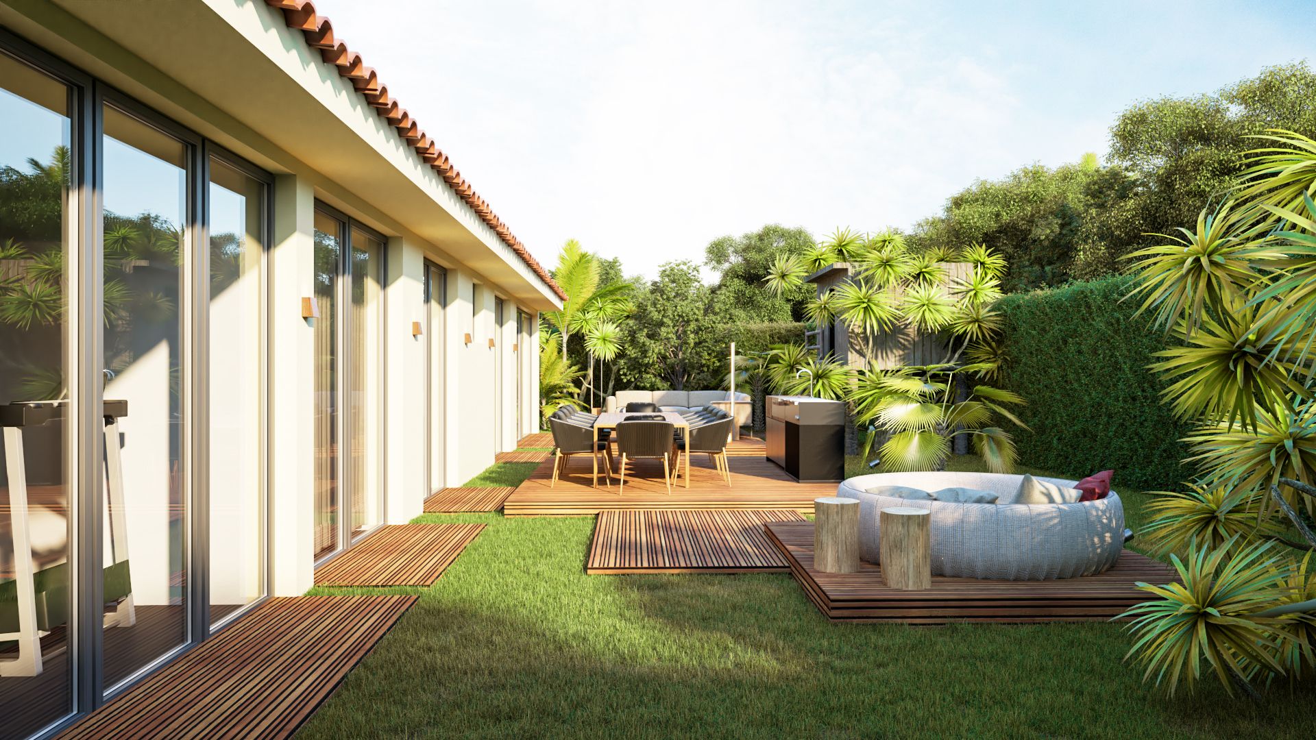 Terraço com deck de madeira, mesa de refeições, sofás exteriores e zonas de relvado junto à fachada envidraçada da casa.