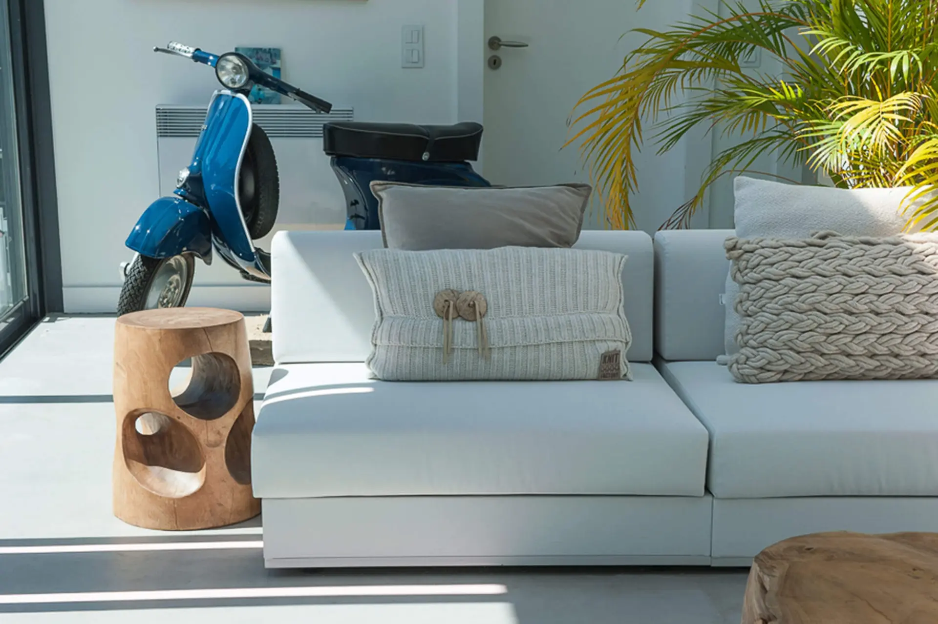 Lounge exterior com Vespa decorativa, sofá branco Bivaq e mesa teca esculpida orgânica — design de interiores de luxo Paço de Arcos, Oeiras, Atelier Renata Santos Machado