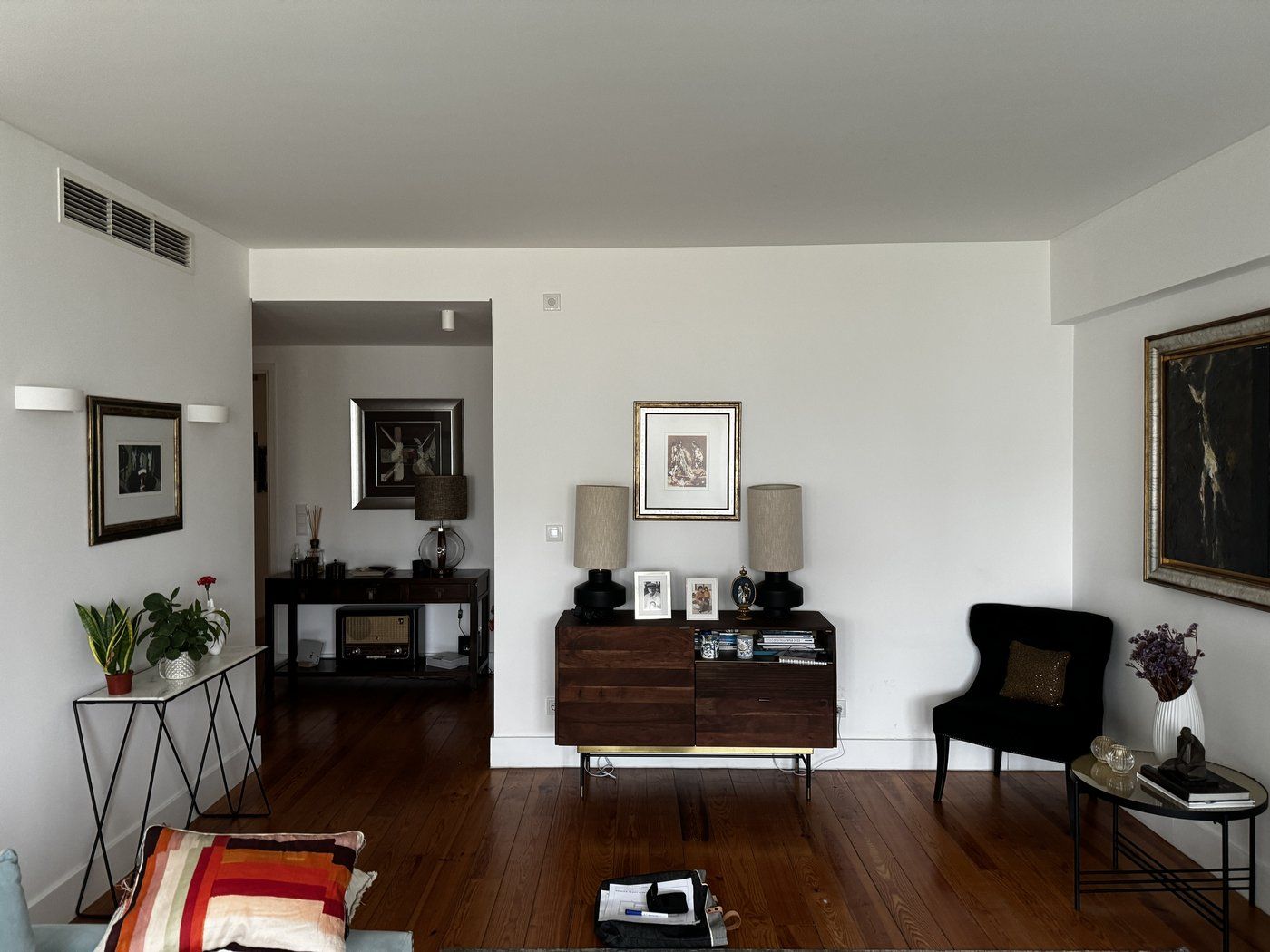 Sala do apartamento da Avenida 5 de Outubro, em Lisboa, no estado original, antes da intervenção do atelier
