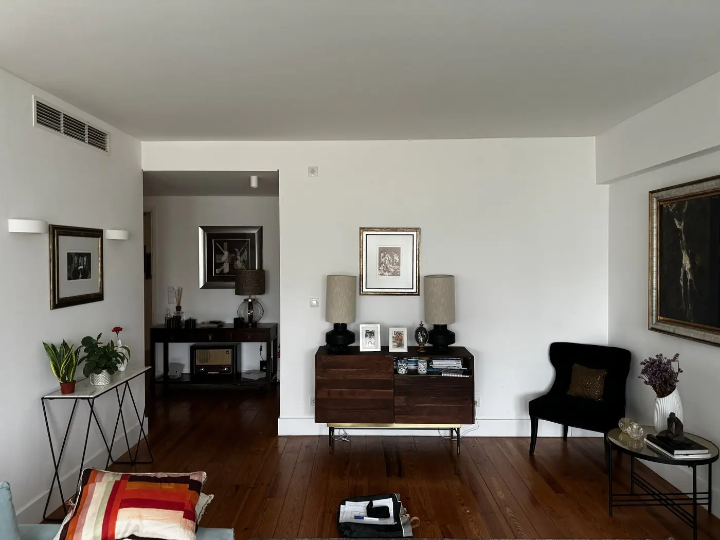 Sala do apartamento da Avenida 5 de Outubro, em Lisboa, no estado original, antes da intervenção do atelier