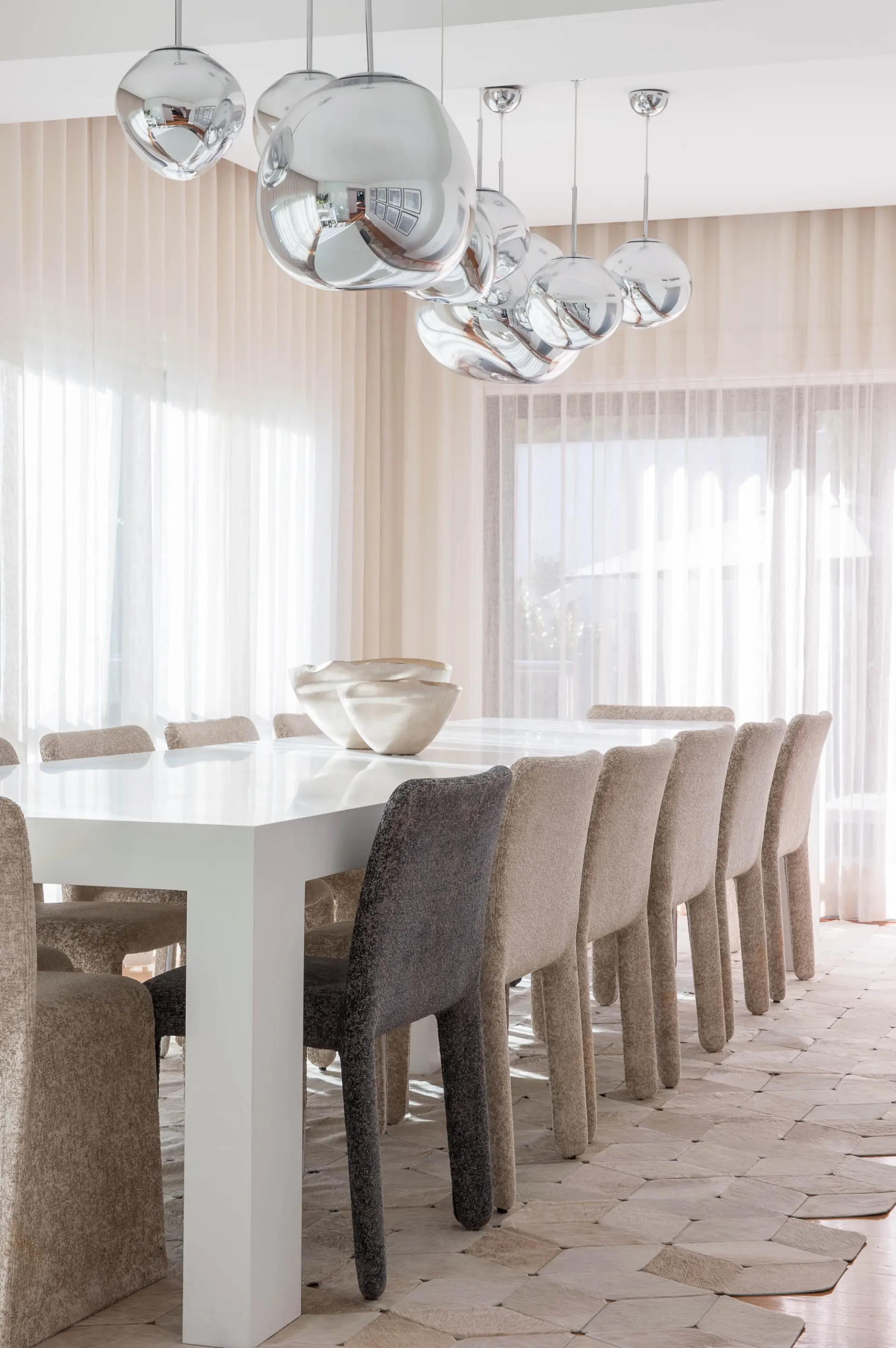 Sala jantar, Tom Dixon Melt Chrome e Molteni Glove Up beige sobre tapete vaca natural — design de interiores de luxo Paço de Arcos, Oeiras, Atelier Renata Santos Machado