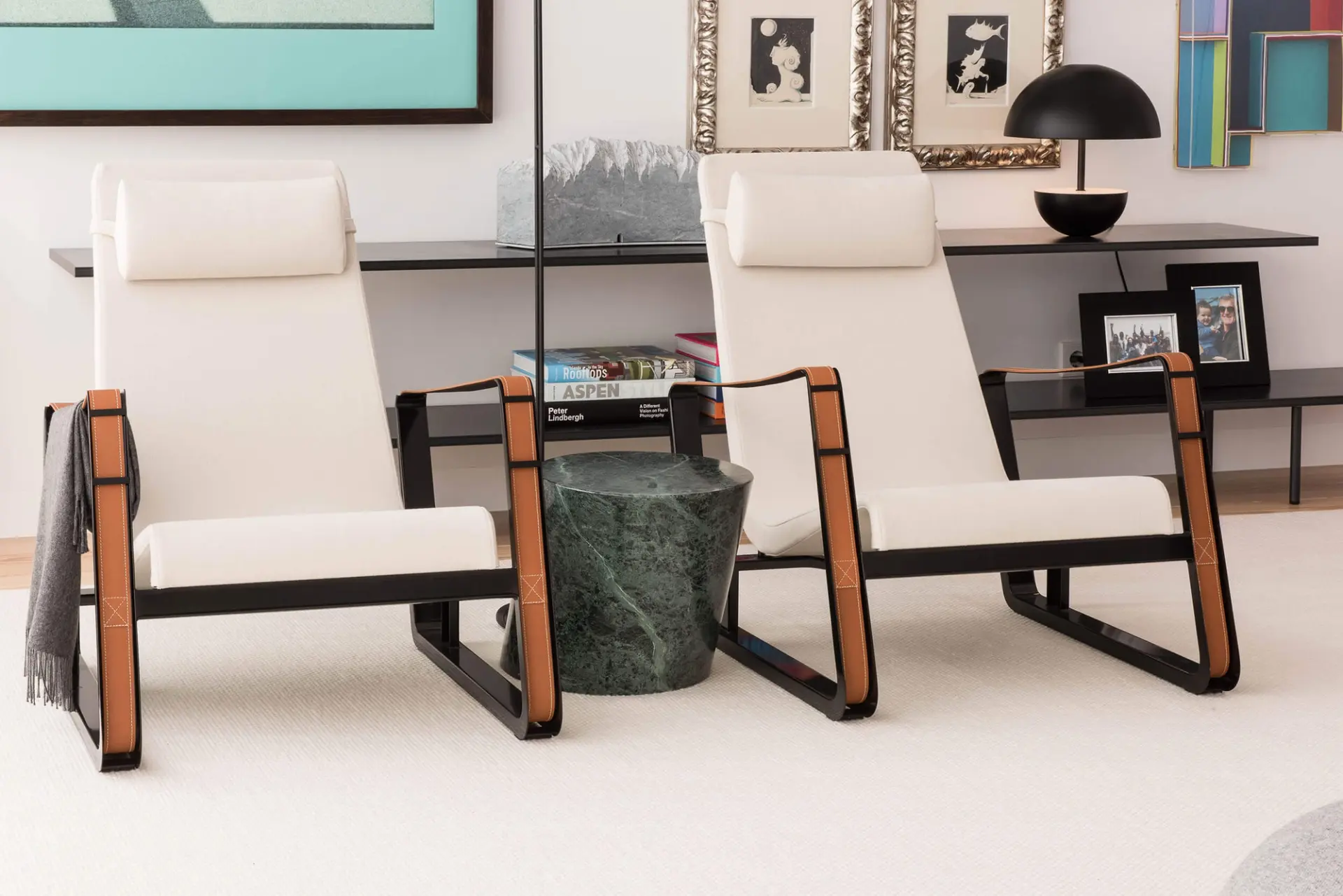 Cadeirões Vitra Cité em pele creme com mesa Knoll em mármore Verde Alpi sobre tapete Jacaranda — design de interiores de luxo, Lisboa, Atelier Renata Santos Machado