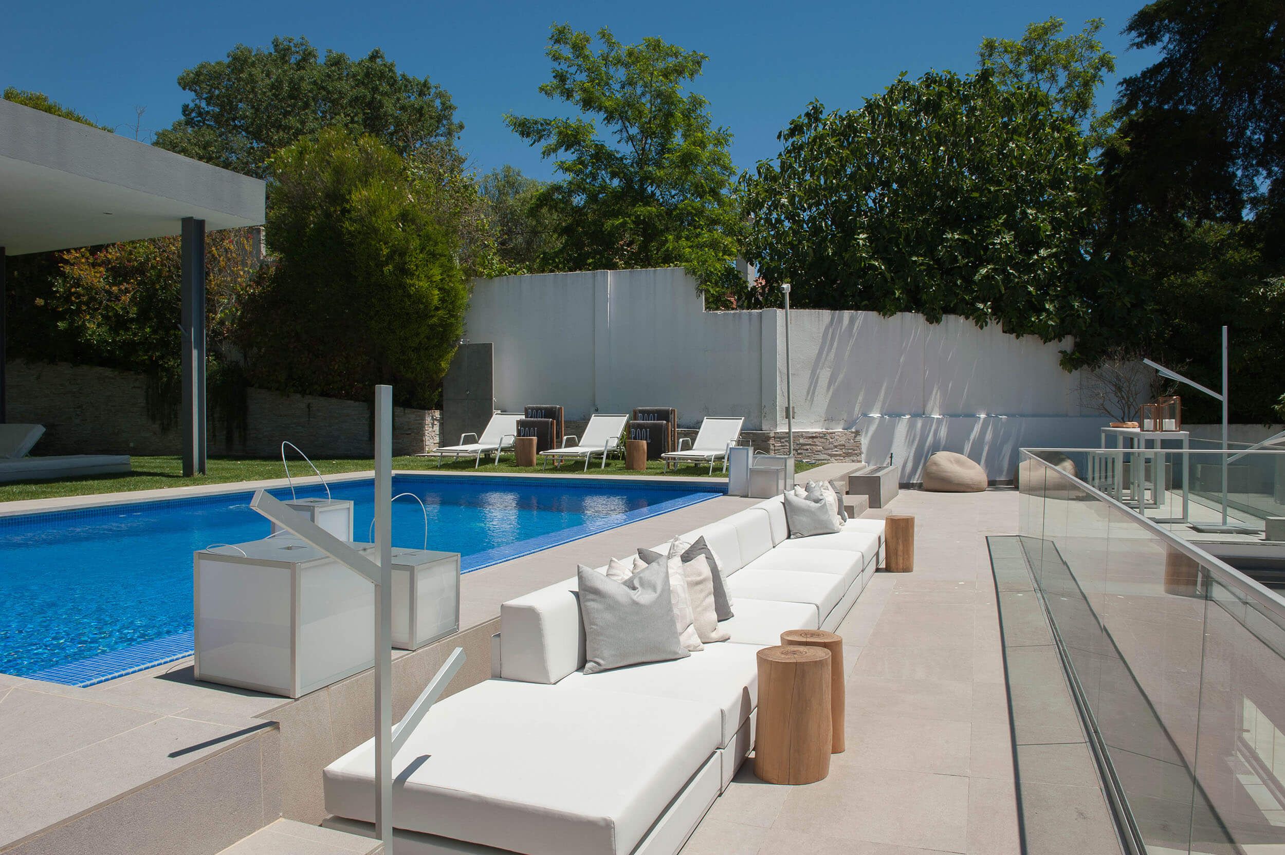 Lounge exterior com piscina, Bivaq Mood Low brancos, Gloster LOG, relvado e jardim — design de interiores de luxo Paço de Arcos, Oeiras, Atelier Renata Santos Machado