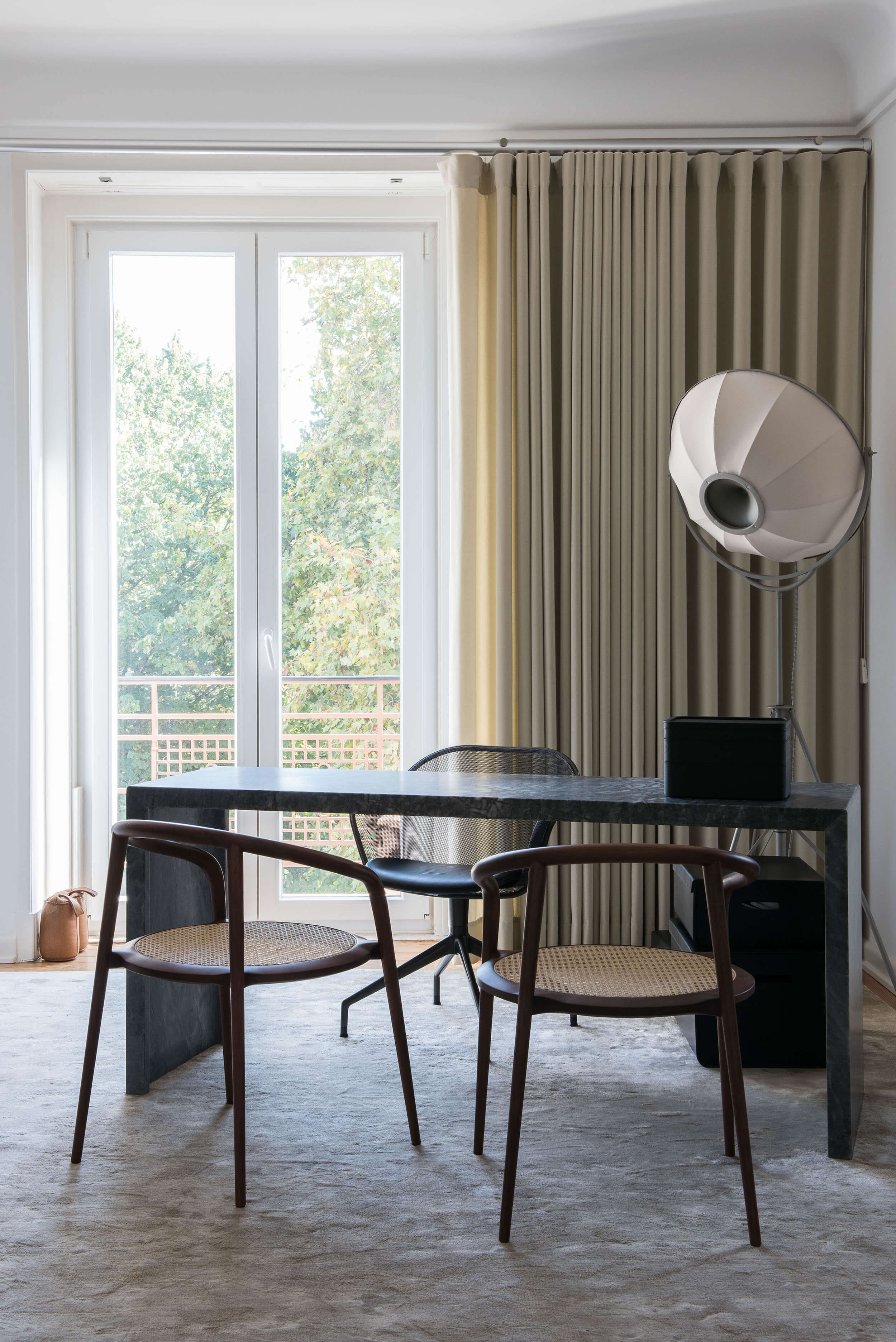 Sala de trabalho com secretária em mármore ruivina, cadeiras Branca Lisboa e candeeiro Palluco — design de interiores de luxo, Avenidas Novas, Atelier Renata Santos Machado