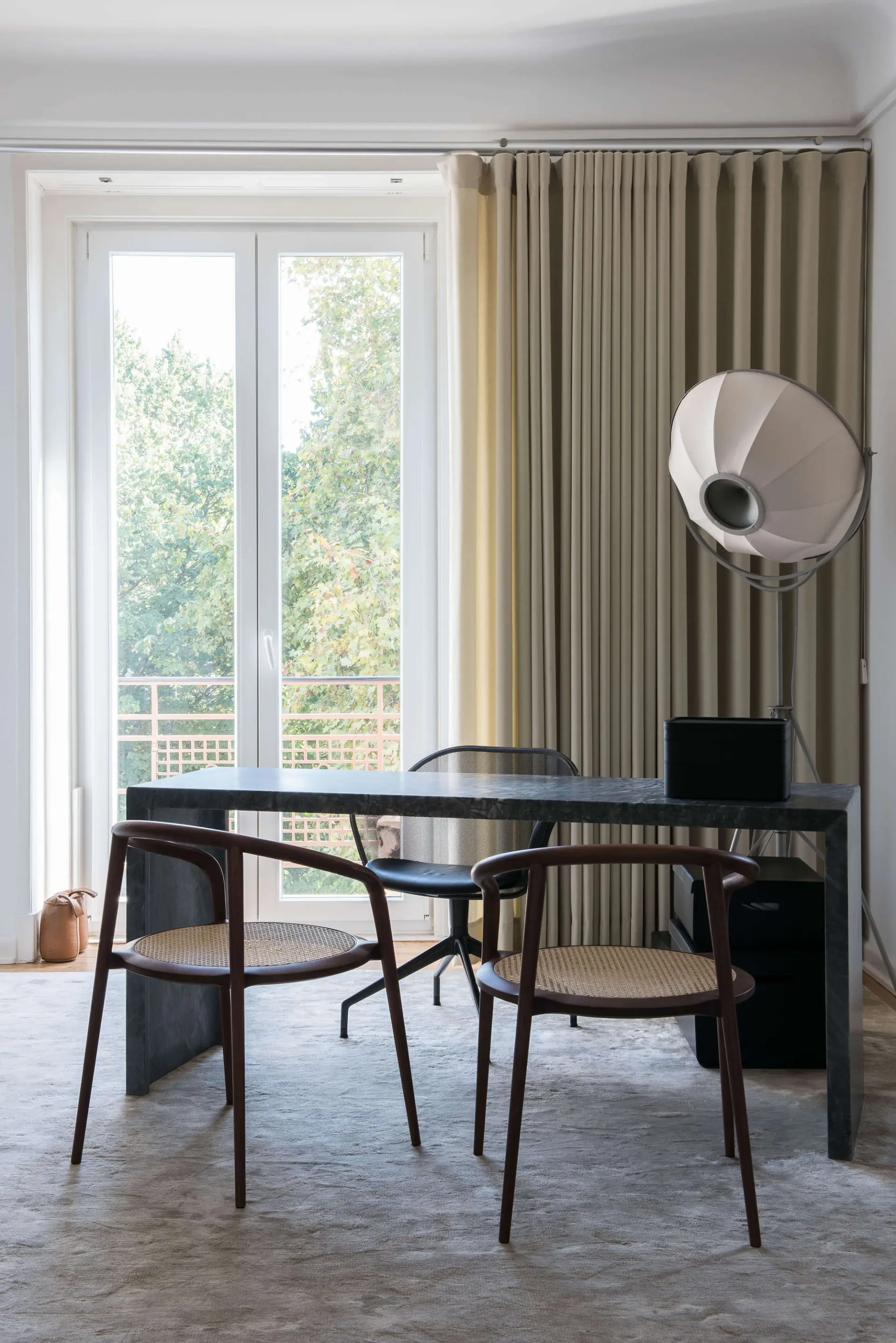 Sala de trabalho com secretária em mármore ruivina, cadeiras Branca Lisboa e candeeiro Palluco — design de interiores de luxo, Avenidas Novas, Atelier Renata Santos Machado