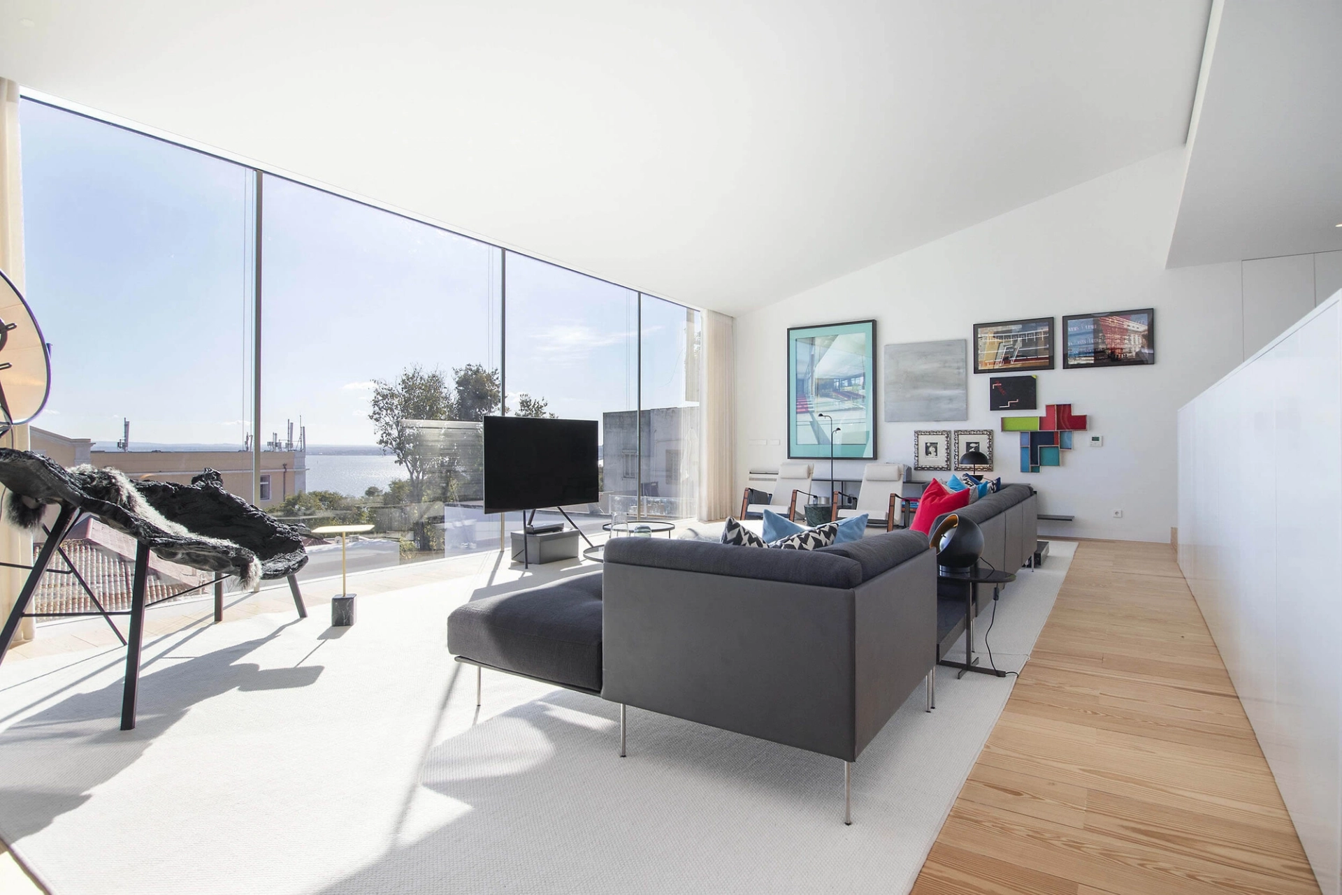 Living room with Imperfecto Lab chaise and art gallery wall featuring Rodrigo Oliveira and Cruzeiro Seixas — luxury interior design, Lisbon, Atelier Renata Santos Machado