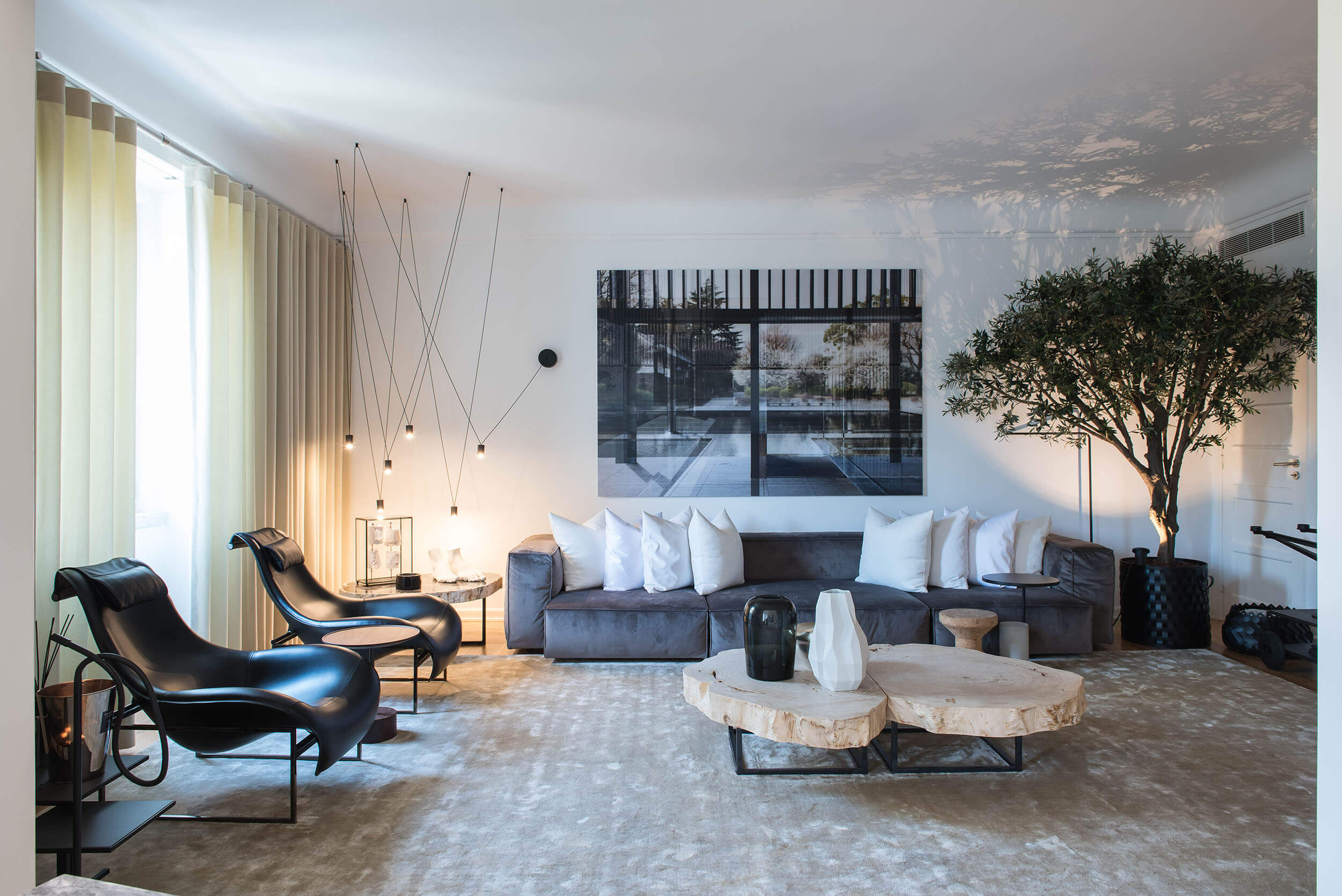 Sala de estar com sofá em veludo, mesa em madeira petrificada e obra de Roland Fischer — design de interiores de luxo, Avenidas Novas, Lisboa, Atelier Renata Santos Machado