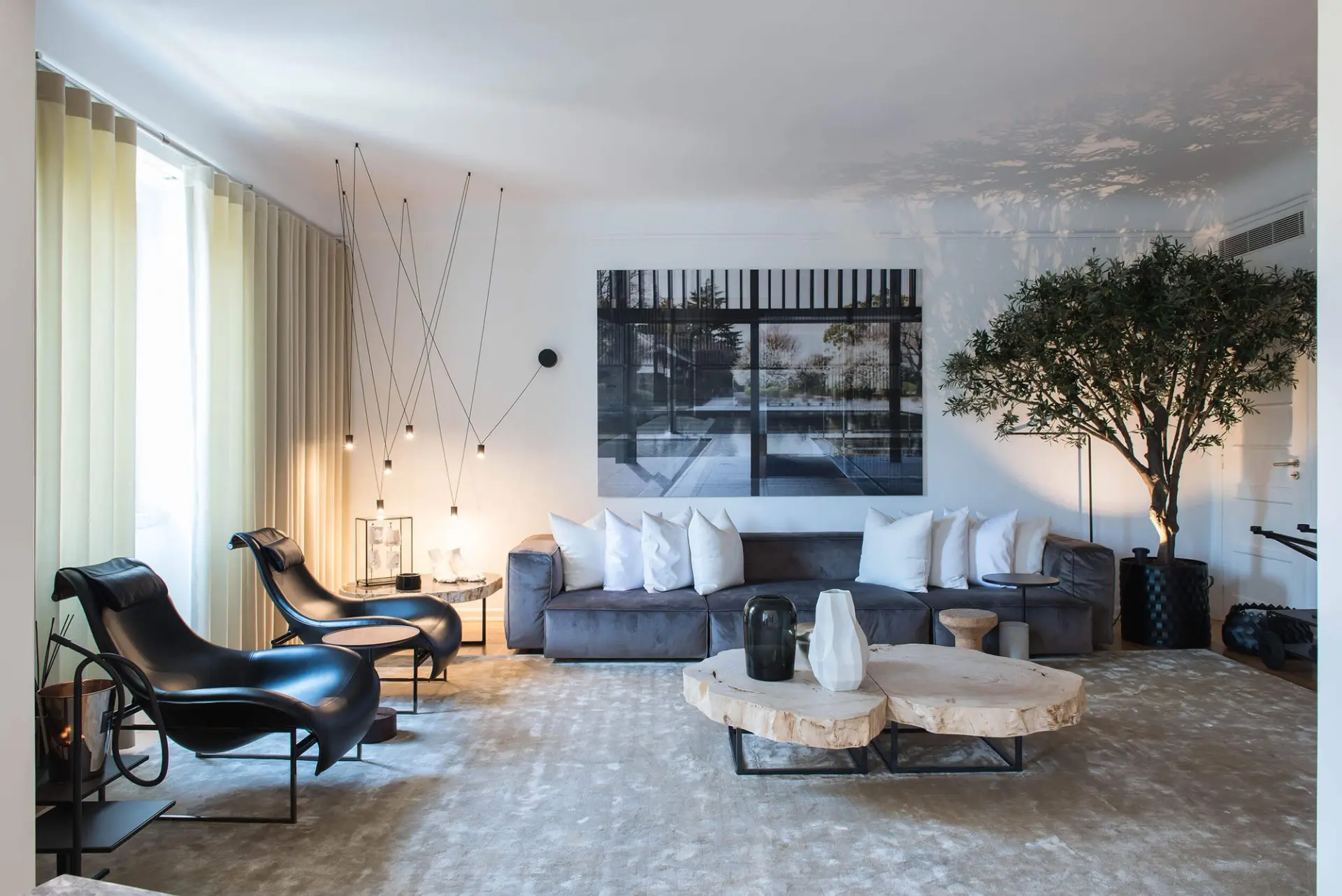 Sala de estar com sofá em veludo, mesa em madeira petrificada e obra de Roland Fischer — design de interiores de luxo, Avenidas Novas, Lisboa, Atelier Renata Santos Machado