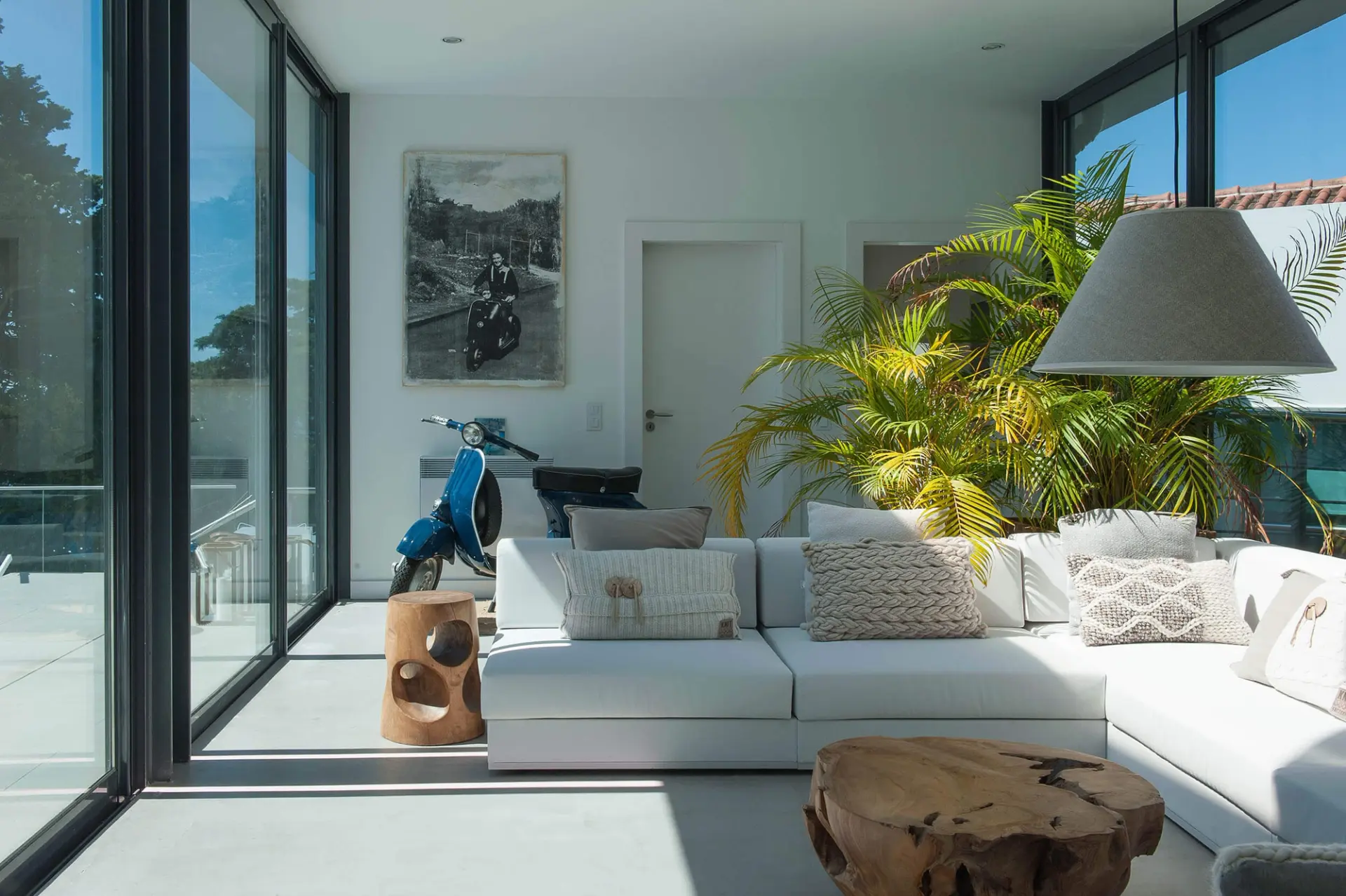 Lounge exterior coberto, Bivaq sofá branco, Talenti, Vespa decorativa e mesas teca — design de interiores de luxo Paço de Arcos, Oeiras, Atelier Renata Santos Machado