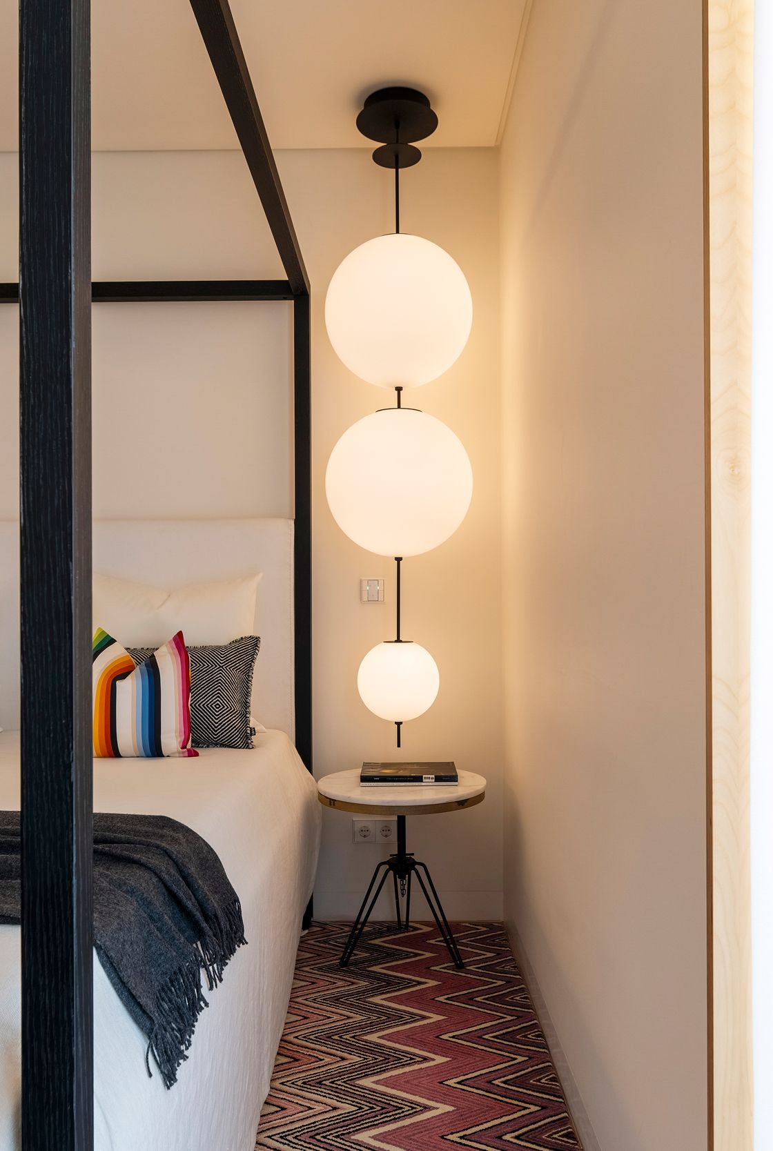Cabeceira com pendentes esféricos em vidro branco e mesa de apoio em mármore — design de interiores de luxo, Praça de Espanha, Lisboa, Atelier Renata Santos Machado