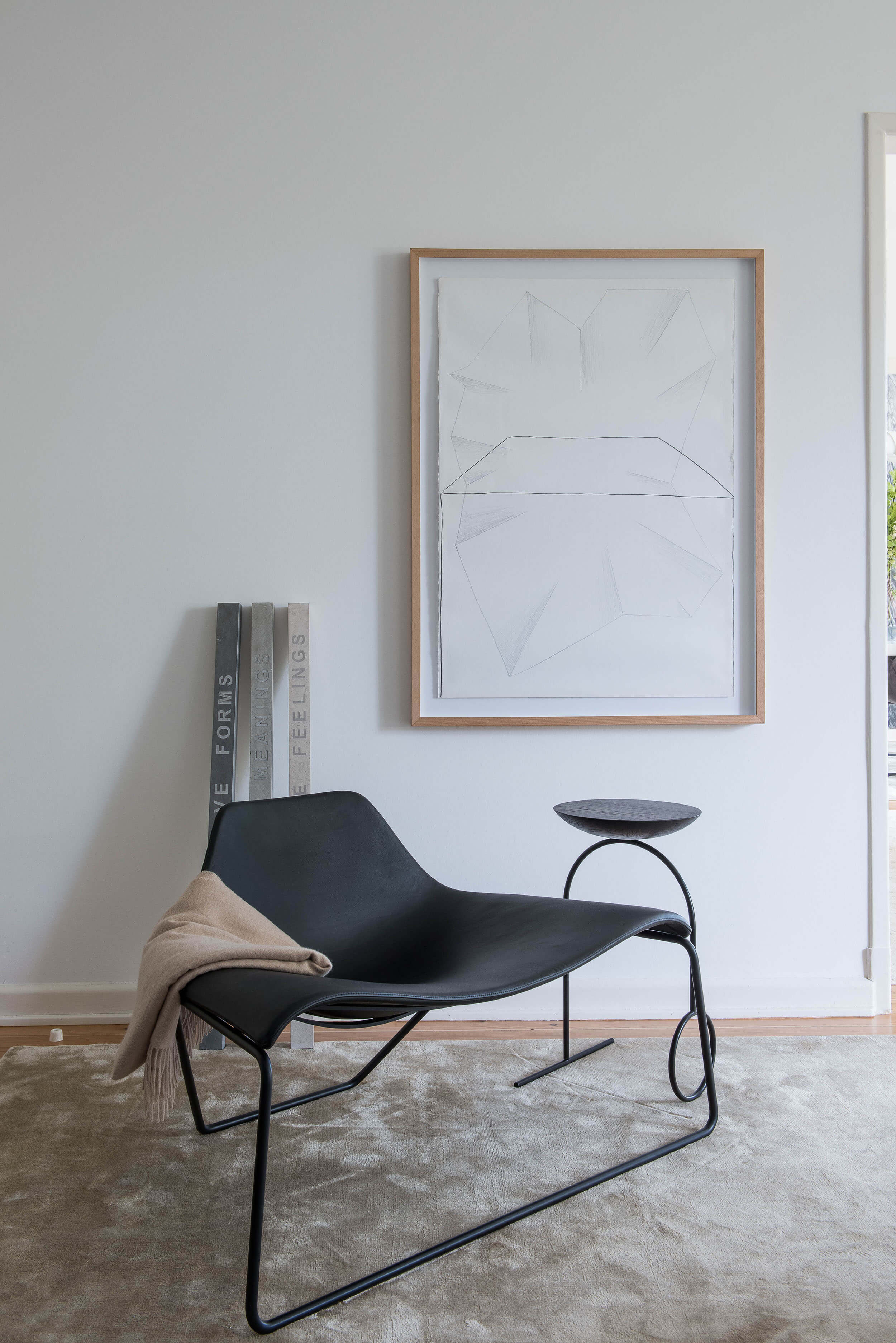 Cadeirão Tacchini Glide em couro e aço com obra de Didier Faustino em moldura natural — design de interiores de luxo, Avenidas Novas, Atelier Renata Santos Machado