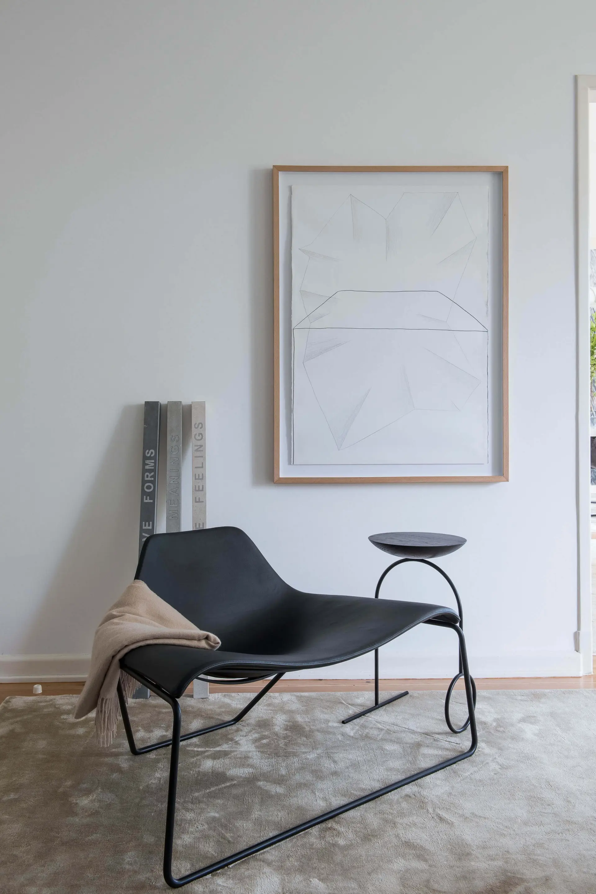 Cadeirão Tacchini Glide em couro e aço com obra de Didier Faustino em moldura natural — design de interiores de luxo, Avenidas Novas, Atelier Renata Santos Machado