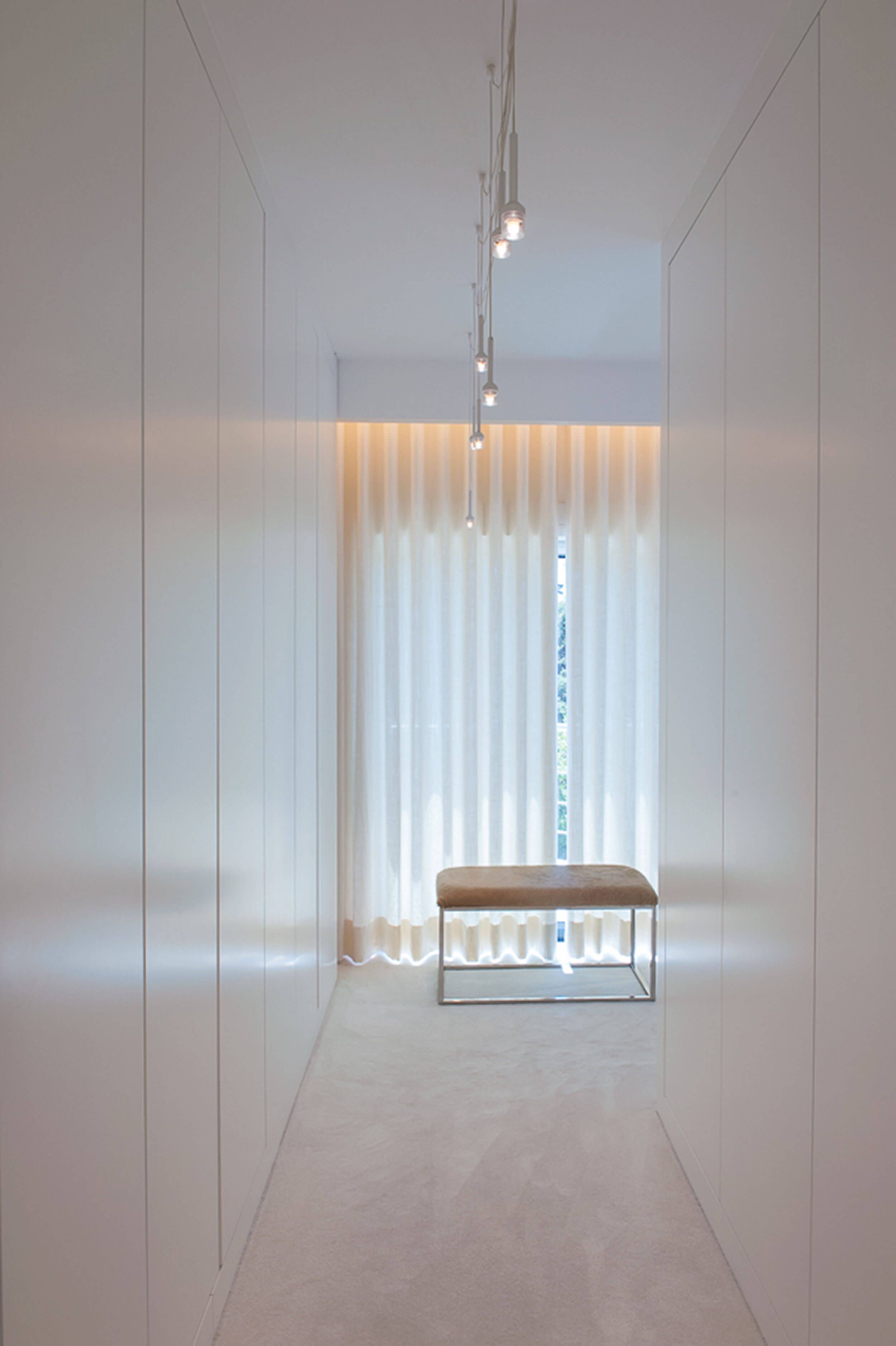 Closet master suite em lacado branco, conjunto suspensão, cortinados linho e alcatifa — design de interiores de luxo Paço de Arcos, Oeiras, Atelier Renata Santos Machado