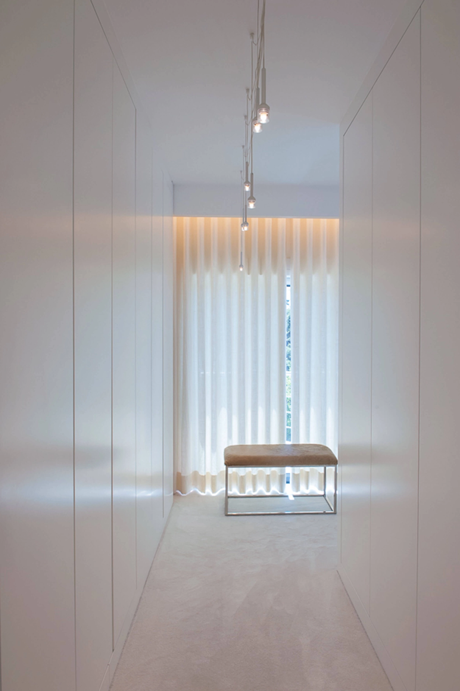 Closet master suite em lacado branco, conjunto suspensão, cortinados linho e alcatifa — design de interiores de luxo Paço de Arcos, Oeiras, Atelier Renata Santos Machado