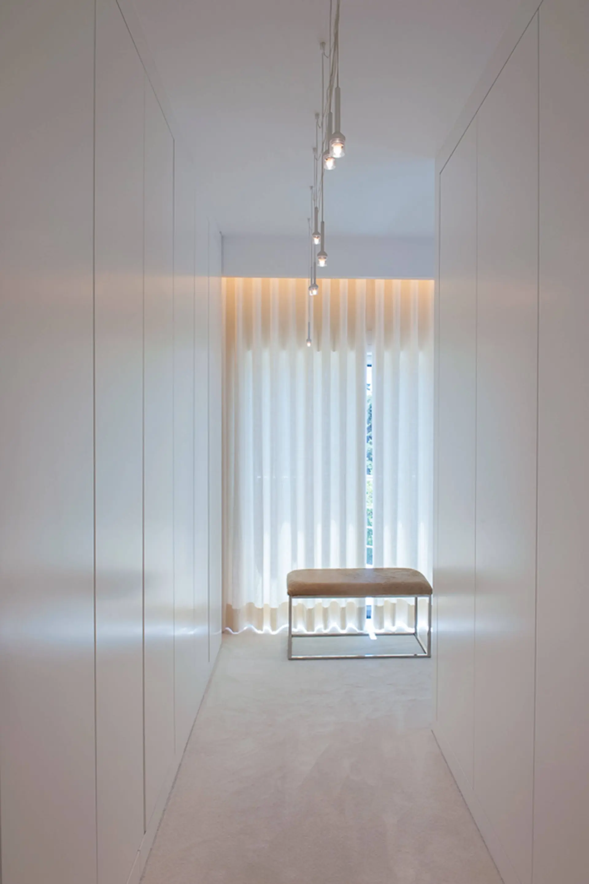 Closet master suite em lacado branco, conjunto suspensão, cortinados linho e alcatifa — design de interiores de luxo Paço de Arcos, Oeiras, Atelier Renata Santos Machado