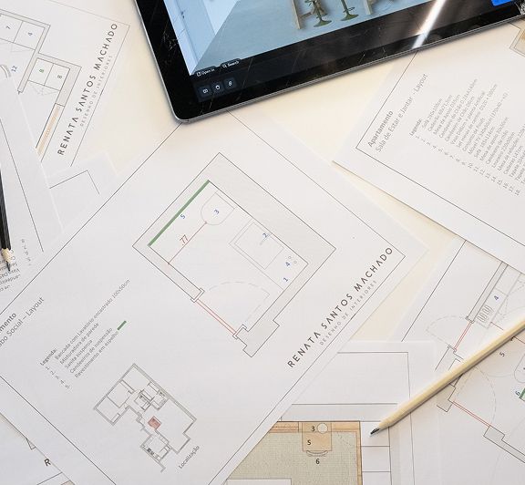 Plantas técnicas e documentos de projeto de design de interiores com tablet — processo técnico do Atelier Renata Santos Machado, Lisboa