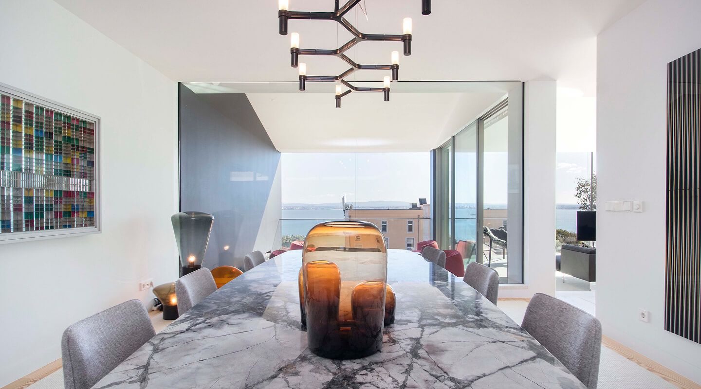 Mesa de jantar em mármore com vista panorâmica sobre o Tejo — design de interiores residencial de luxo em Lisboa, Atelier Renata Santos Machado