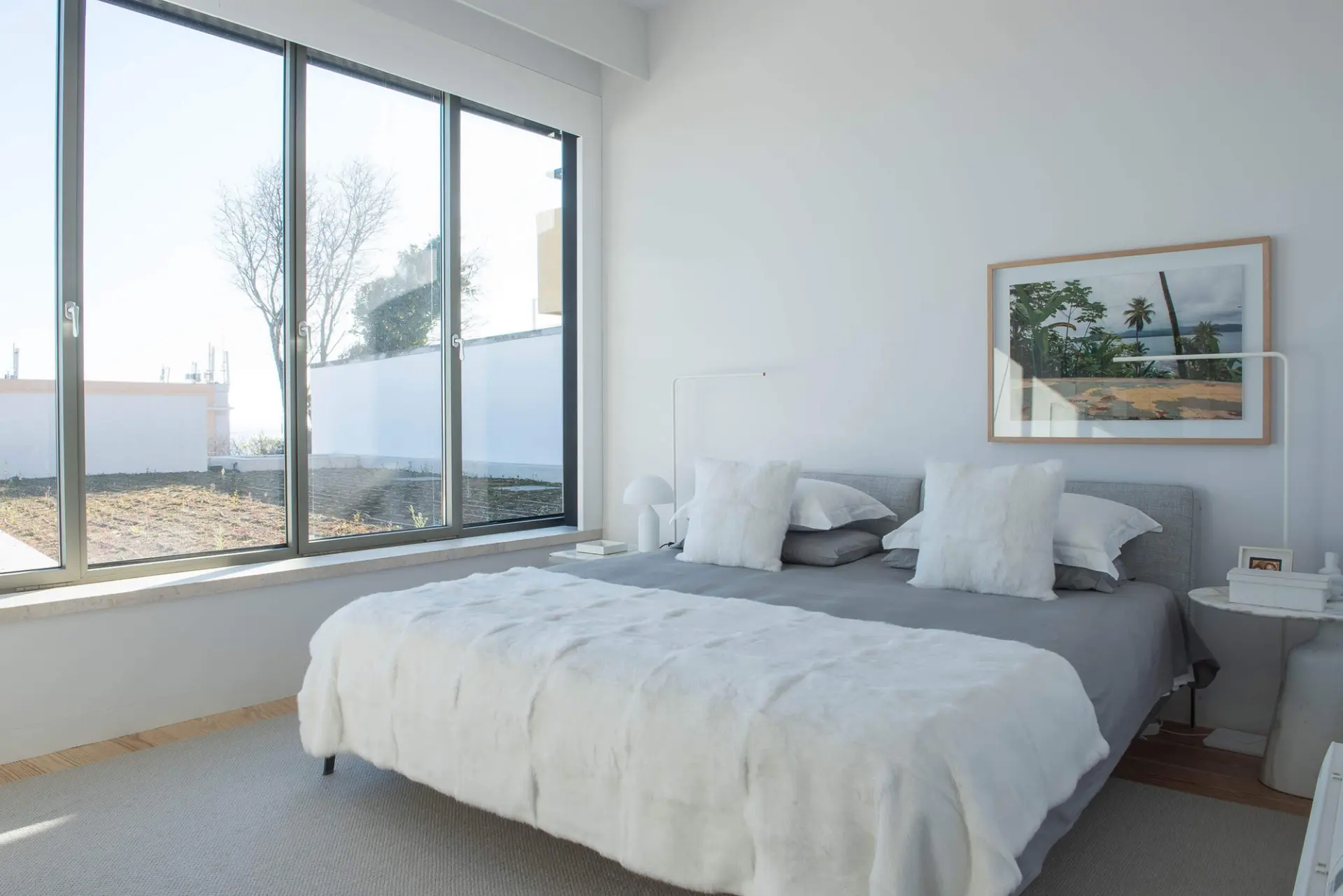 Master suite com cama Flexform, mesas Poltrona Frau em Calacatta Oro e obra de Roland Fischer — design de interiores de luxo, Lisboa, Atelier Renata Santos Machado