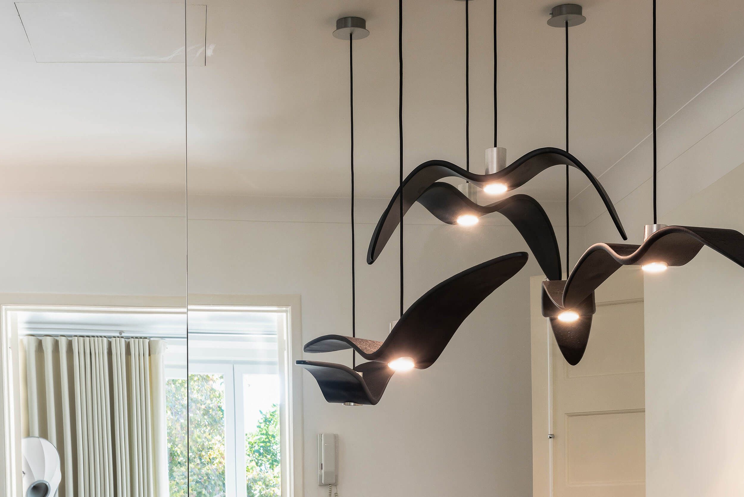 Detalhe de pendentes Brokis em metal negro com forma orgânica em hall de entrada — design de interiores de luxo, Avenidas Novas, Lisboa, Atelier Renata Santos Machado
