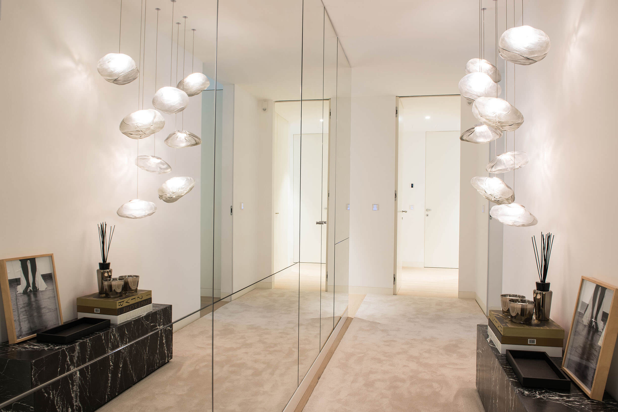 Hall com pendentes Bocci 73, parede de espelho integral e aparador em mármore Marquina — design de interiores de luxo, Av. Liberdade, Lisboa, Atelier Renata Santos Machado