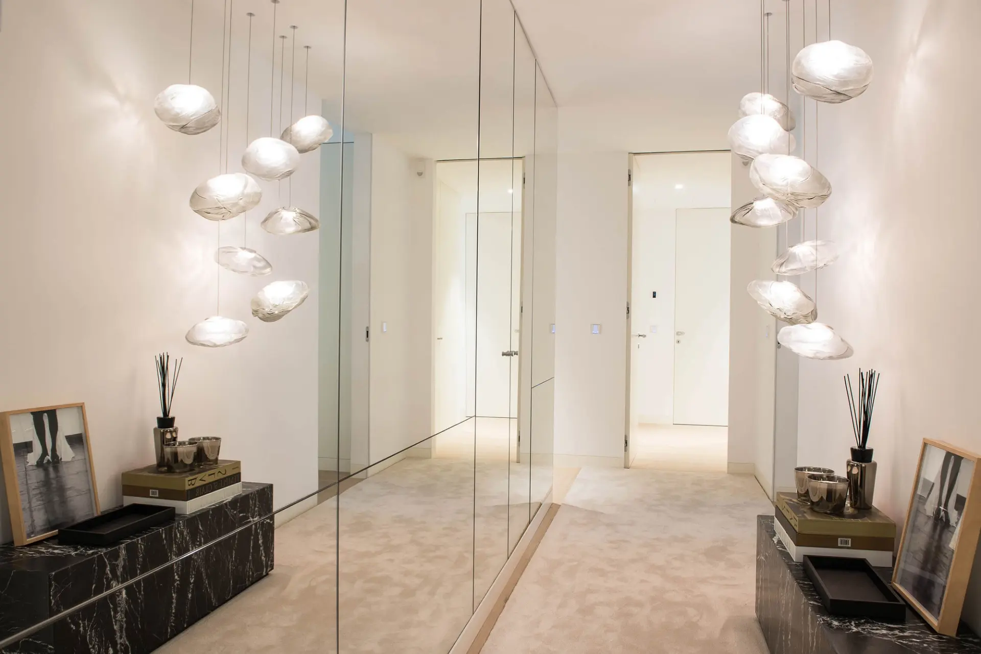 Hall com pendentes Bocci 73, parede de espelho integral e aparador em mármore Marquina — design de interiores de luxo, Av. Liberdade, Lisboa, Atelier Renata Santos Machado