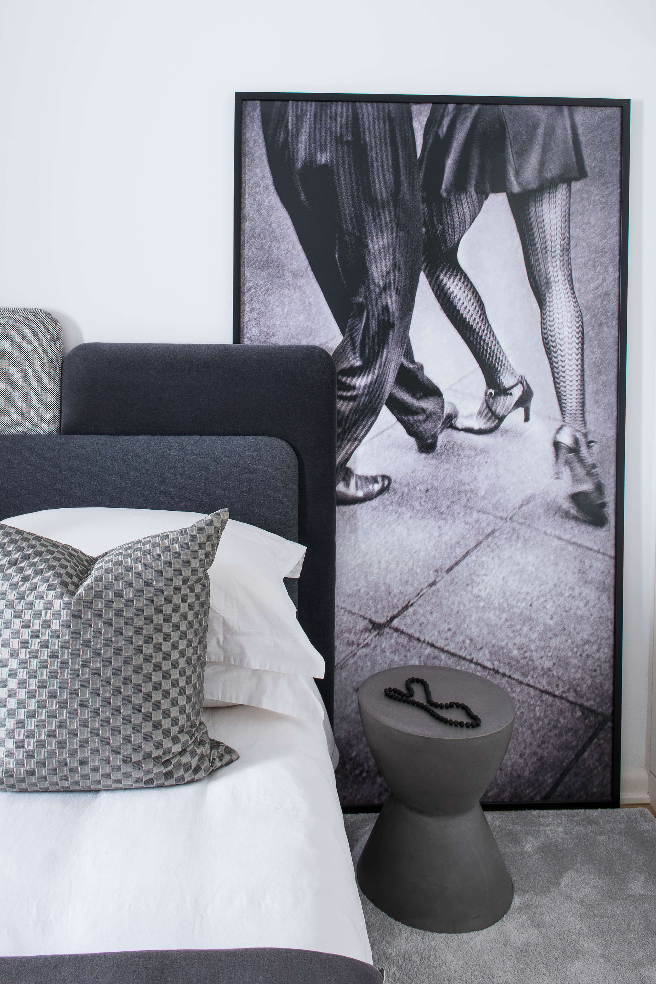 Quarto com fotografia de dança, almofada geométrica cinza e banco Muubs em cimento — design de interiores de luxo, Avenidas Novas, Lisboa, Atelier Renata Santos Machado