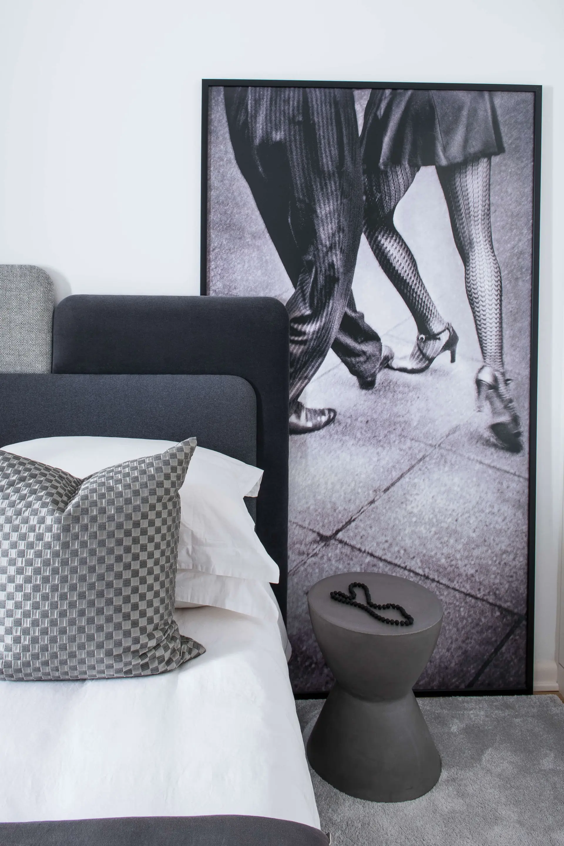 Quarto com fotografia de dança, almofada geométrica cinza e banco Muubs em cimento — design de interiores de luxo, Avenidas Novas, Lisboa, Atelier Renata Santos Machado