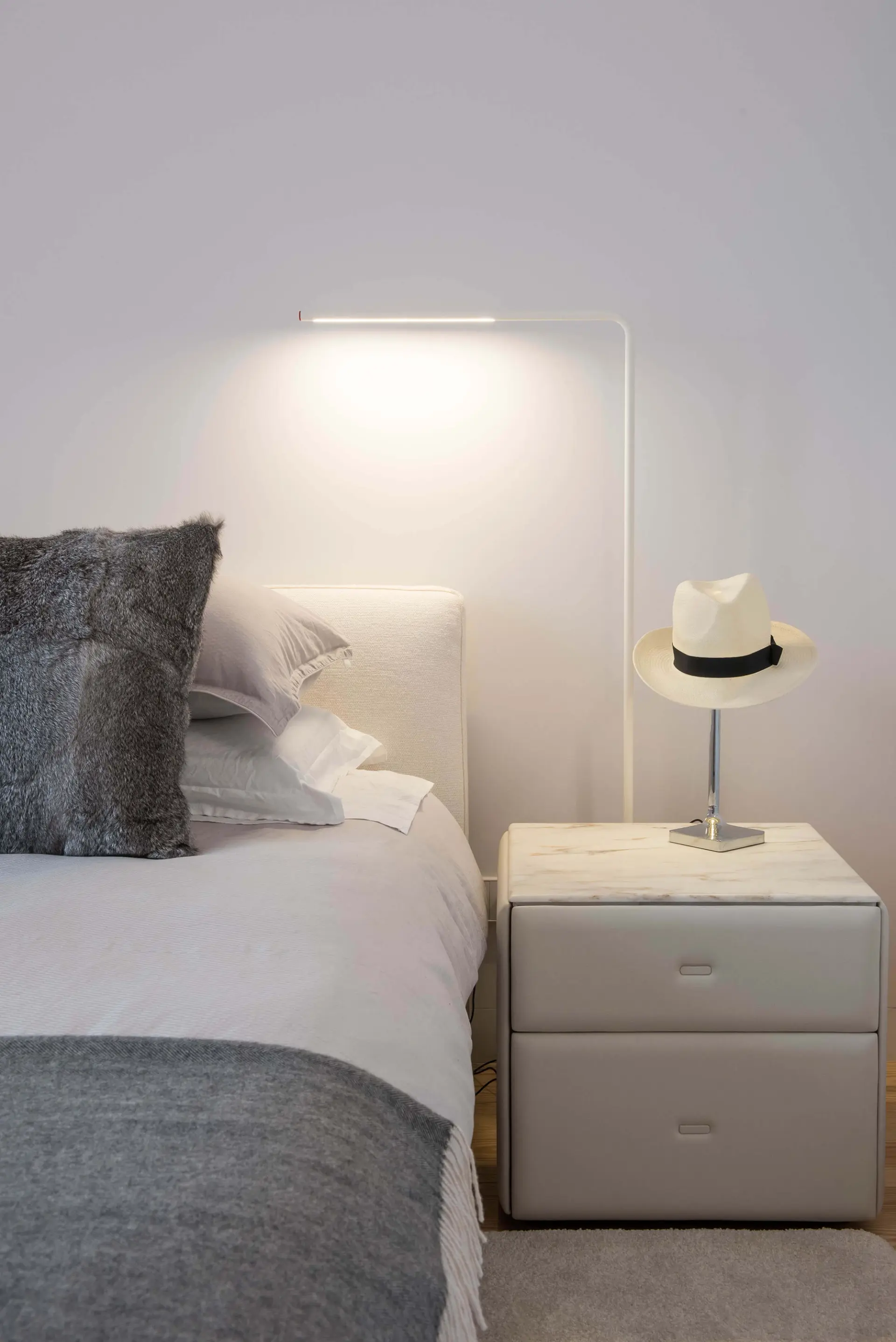 Detalhe de cabeceira com mesa Poltrona Frau Moondance em Calacatta Oro e candeeiro FLOS Chapô — design de interiores de luxo, Lisboa, Atelier Renata Santos Machado