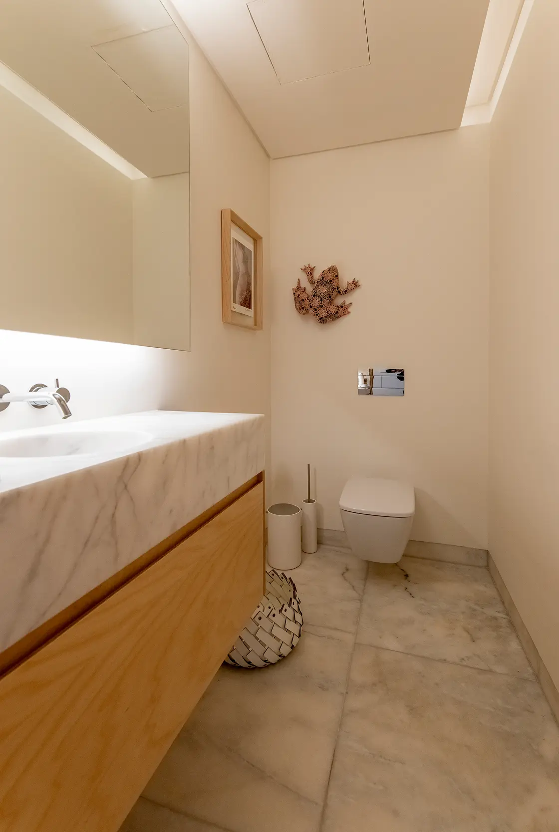 Casa de banho com bancada em mármore branco, móvel em carvalho e pavimento em travertino — design de interiores de luxo, Praça de Espanha, Lisboa, Atelier Renata Santos Machado