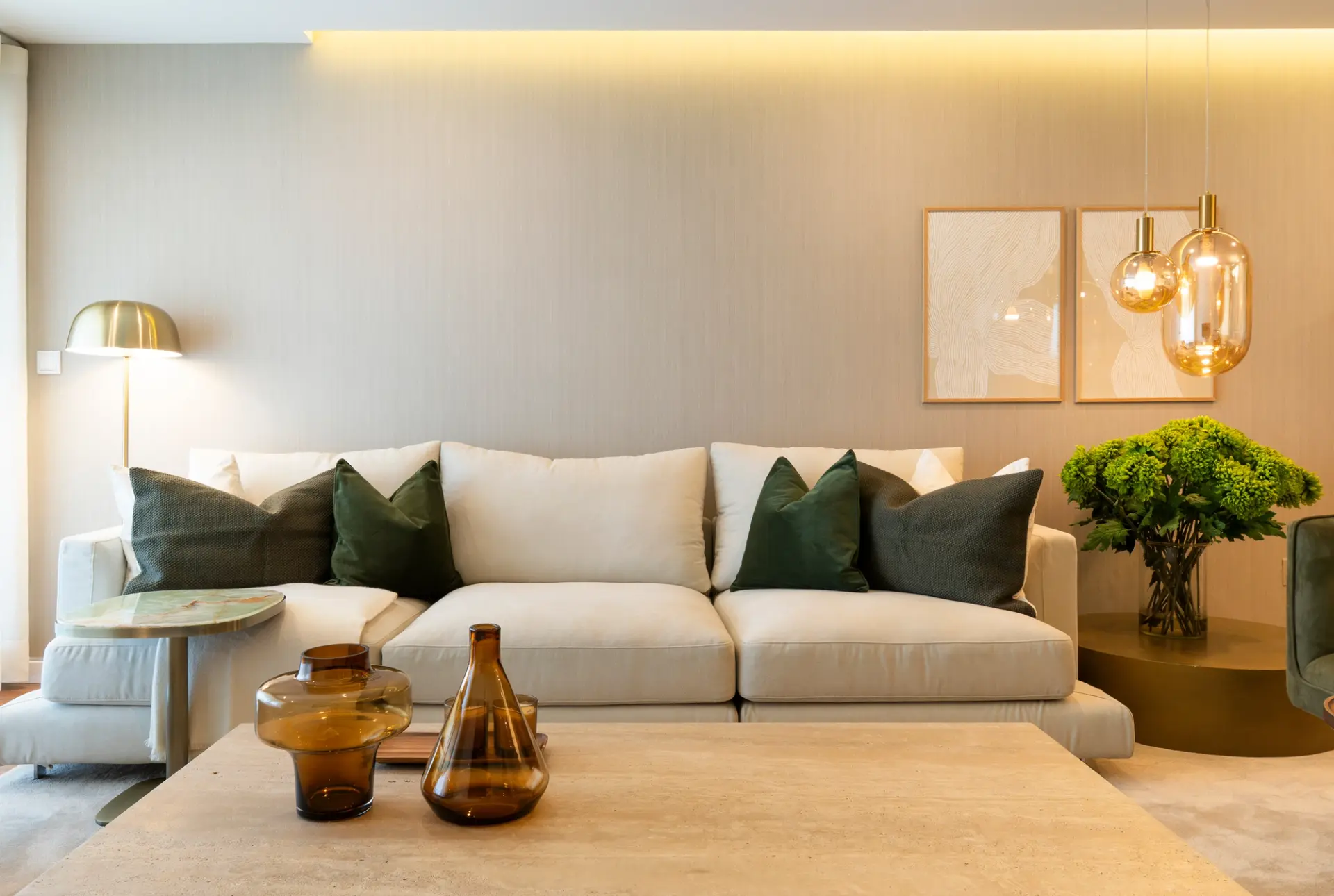 Casa de banho moderna com design de interiores em Lisboa, com iluminação integrada, madeira e acabamento contemporâneo 🔍 Title da imagem Design de interiores em Lisboa casa de banho moderna com iluminação e materiais naturais 🧠 Nome do ficheiro design-interiores-lisboa-casa-banho-moderna 📝 Legenda (caption) Casa de banho com design de interiores em Lisboa, com atenção ao detalhe, materiais e iluminação integrada