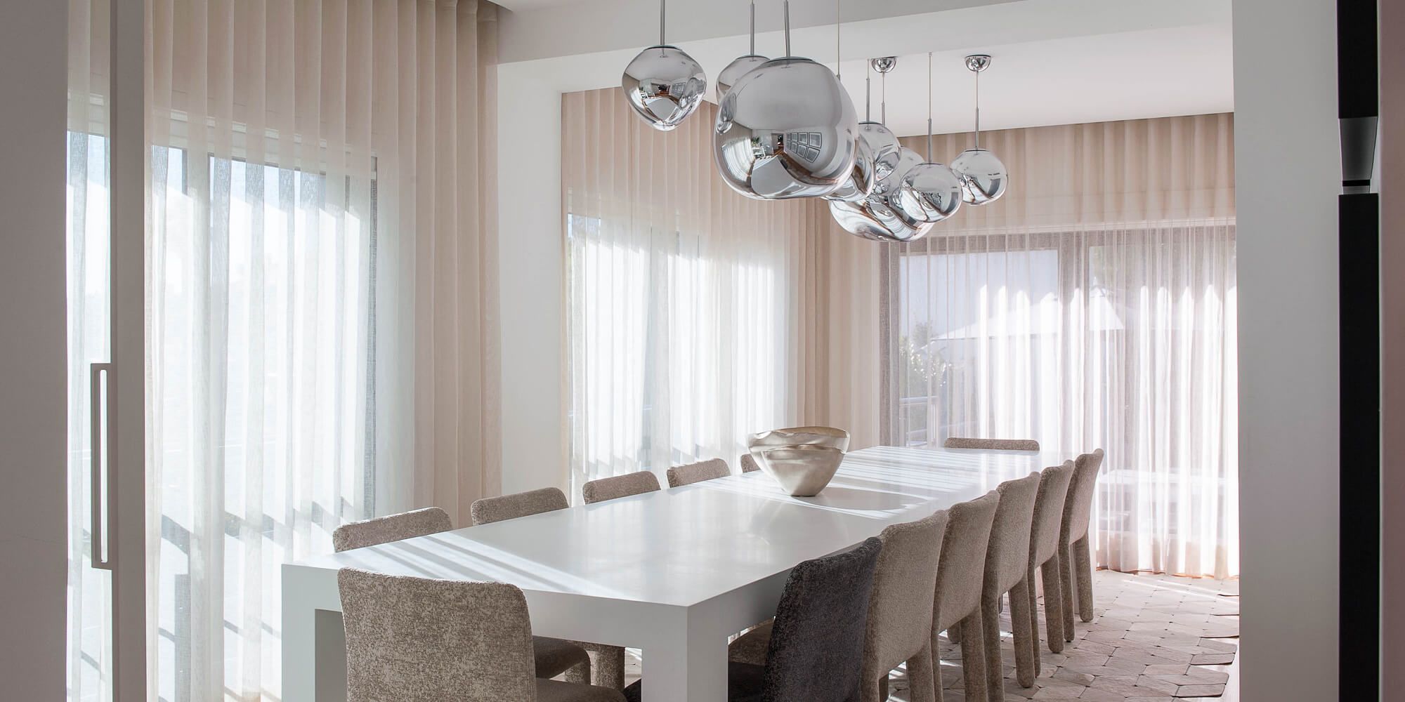 Sala jantar com Molteni Glove Up beige, Tom Dixon Melt Chrome e mesa branca marceneiro — design de interiores de luxo Paço de Arcos, Oeiras, Atelier Renata Santos Machado