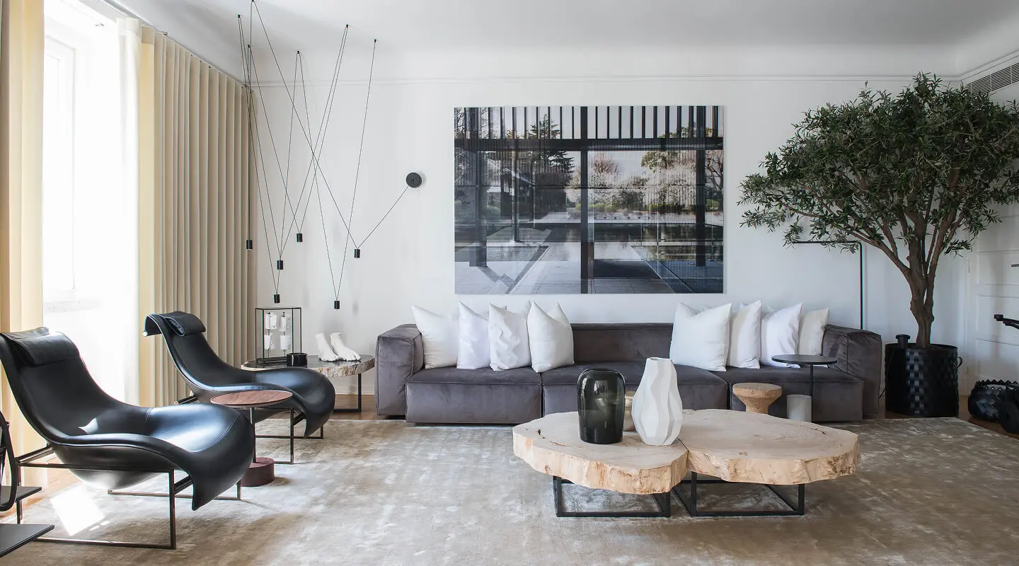 Sala de estar contemporânea com sofá em veludo cinza, cadeirão em couro preto e mesa de centro em madeira natural — projeto de design de interiores residencial premium em Lisboa, Atelier Renata Santos Machado