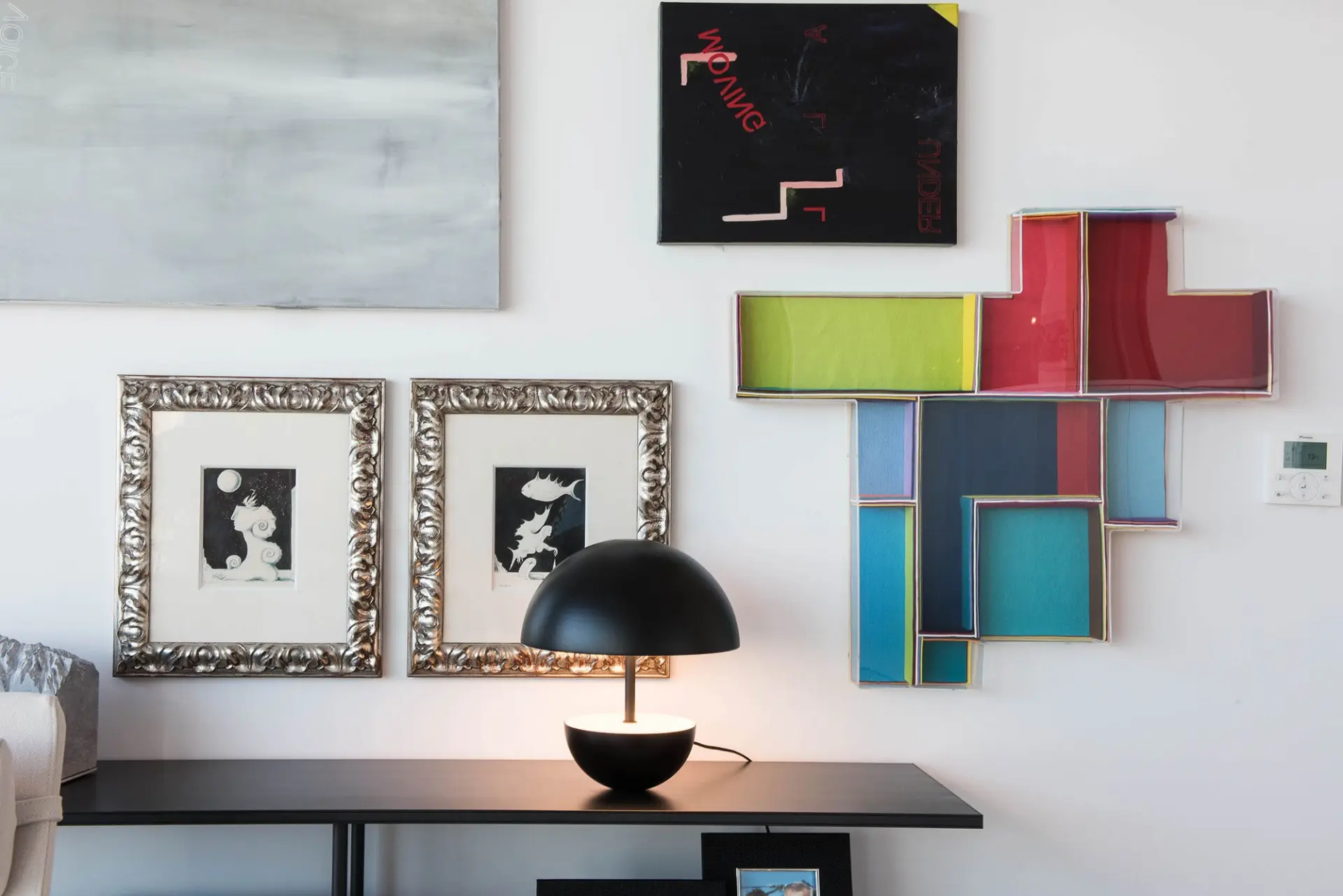 Galeria de arte com obras de Cruzeiro Seixas, Rodrigo Oliveira e Catarina Dias em sala de estar — design de interiores de luxo, Lisboa, Atelier Renata Santos Machado