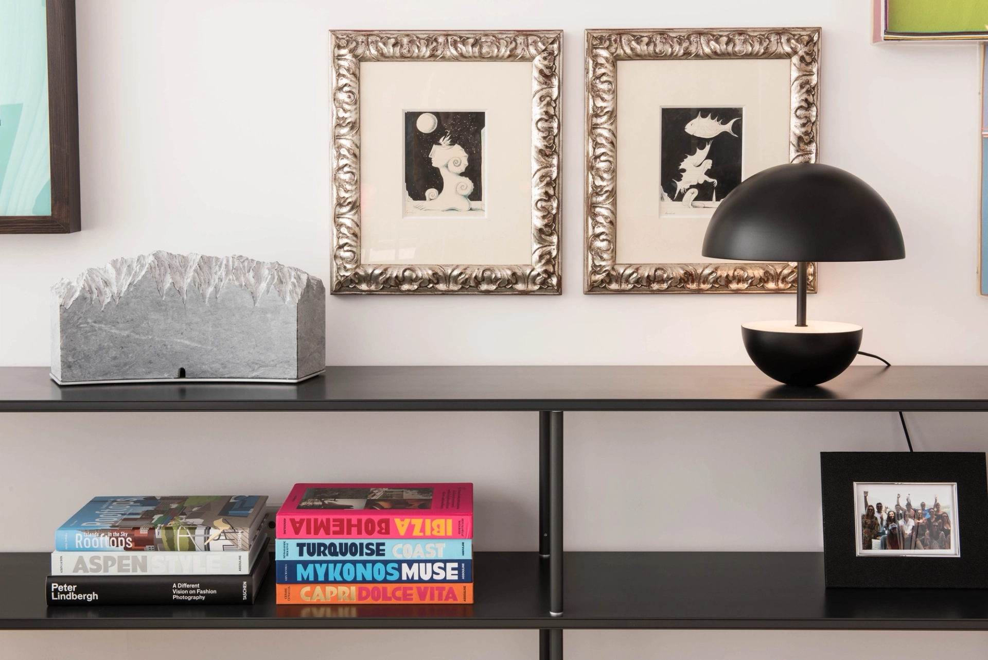 Detalhe de projeto de decoração com mobiliário, iluminação, arte e objetos decorativos