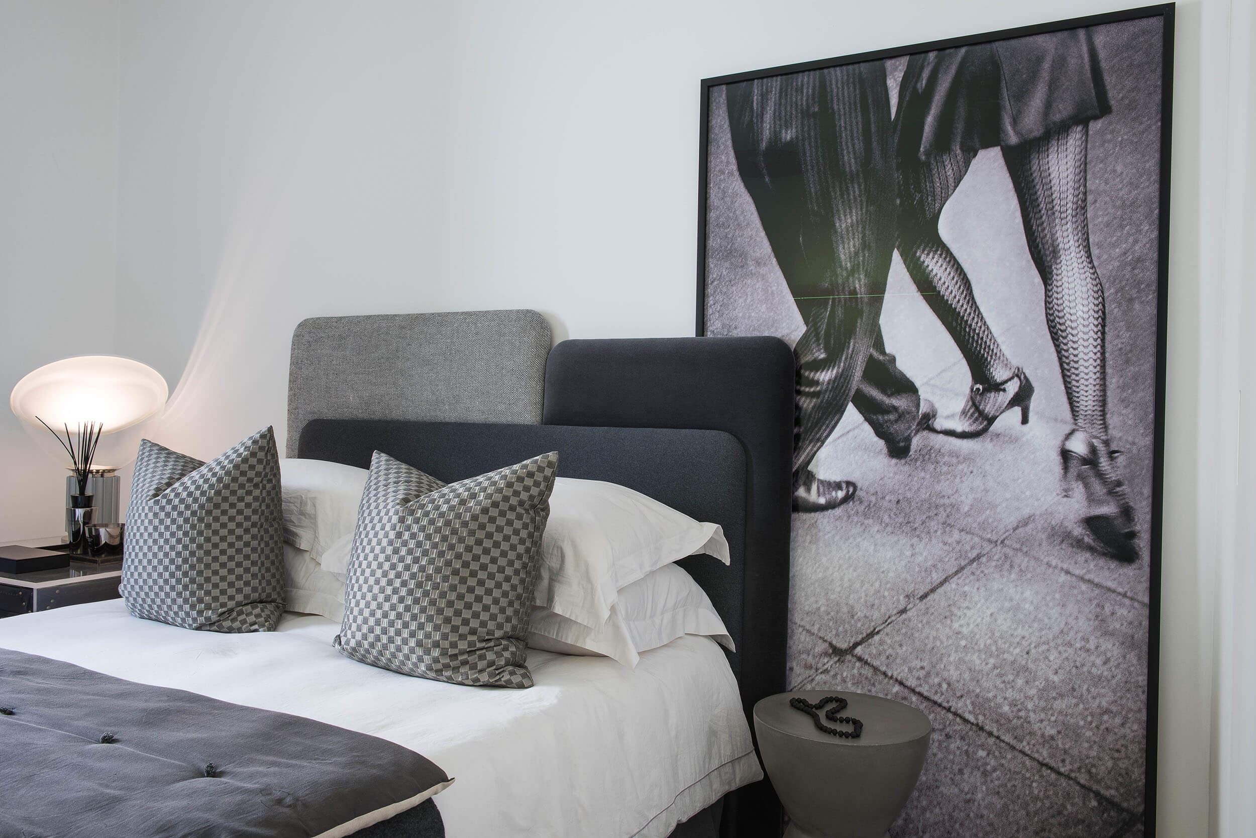 Quarto com fotografia de dança em grande formato, cabeceira cinza e candeeiro Flos Taccia — design de interiores de luxo, Avenidas Novas, Atelier Renata Santos Machado