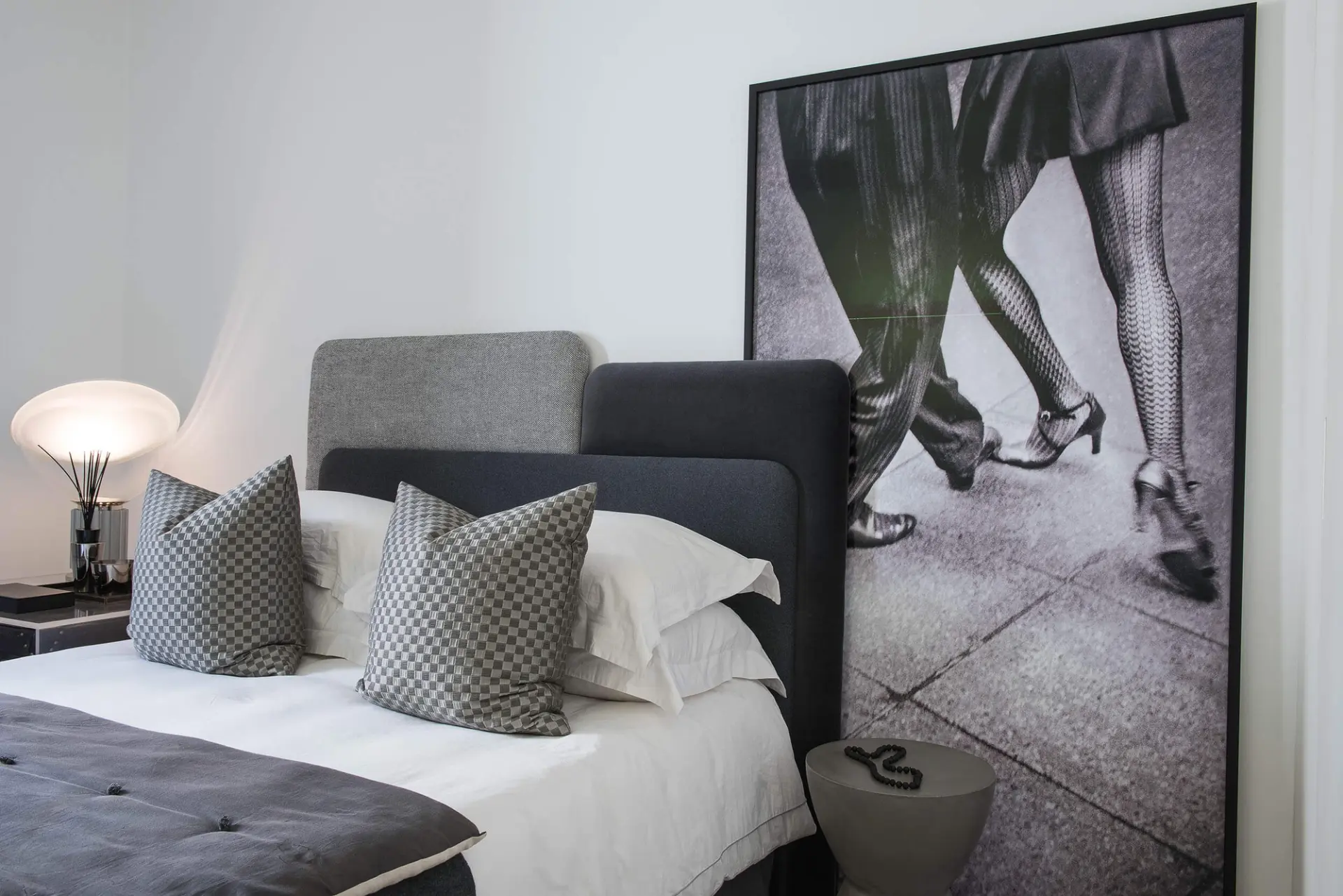 Quarto com fotografia de dança em grande formato, cabeceira cinza e candeeiro Flos Taccia — design de interiores de luxo, Avenidas Novas, Atelier Renata Santos Machado