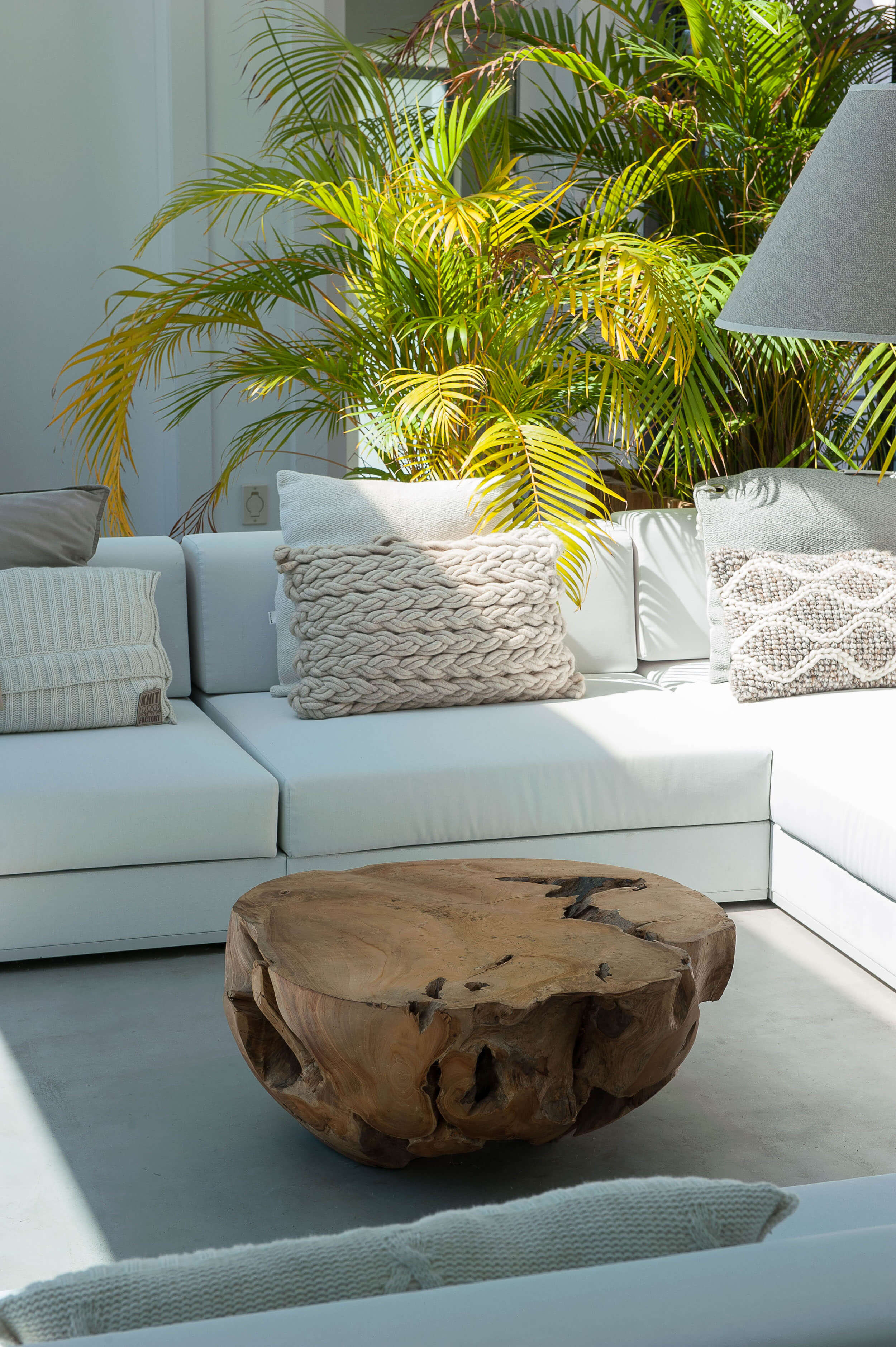 Lounge exterior, Bivaq sofá branco, mesa redonda teca e almofadas Gandia Blasco ivory — design de interiores de luxo Paço de Arcos, Oeiras, Atelier Renata Santos Machado