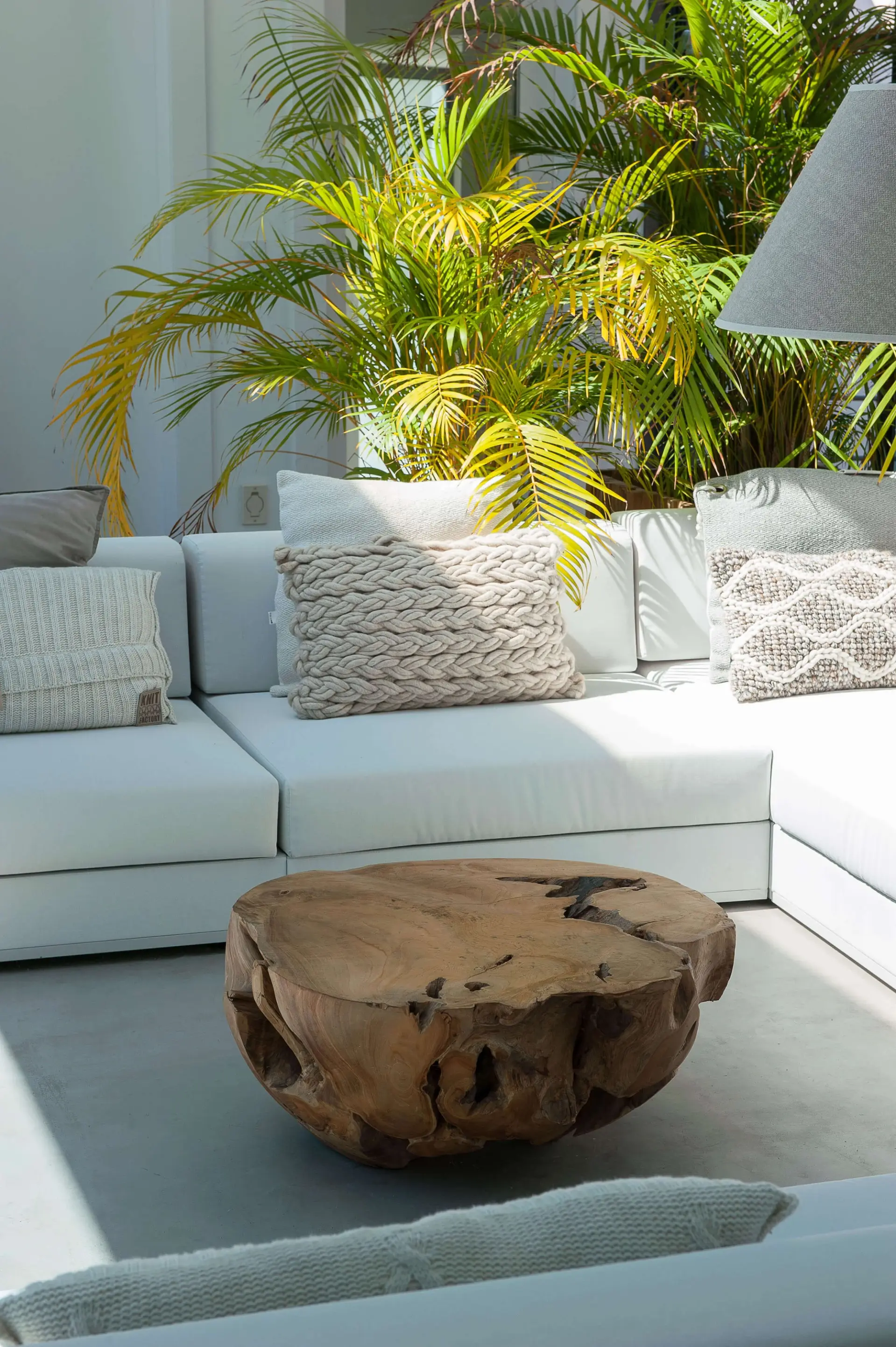 Lounge exterior, Bivaq sofá branco, mesa redonda teca e almofadas Gandia Blasco ivory — design de interiores de luxo Paço de Arcos, Oeiras, Atelier Renata Santos Machado