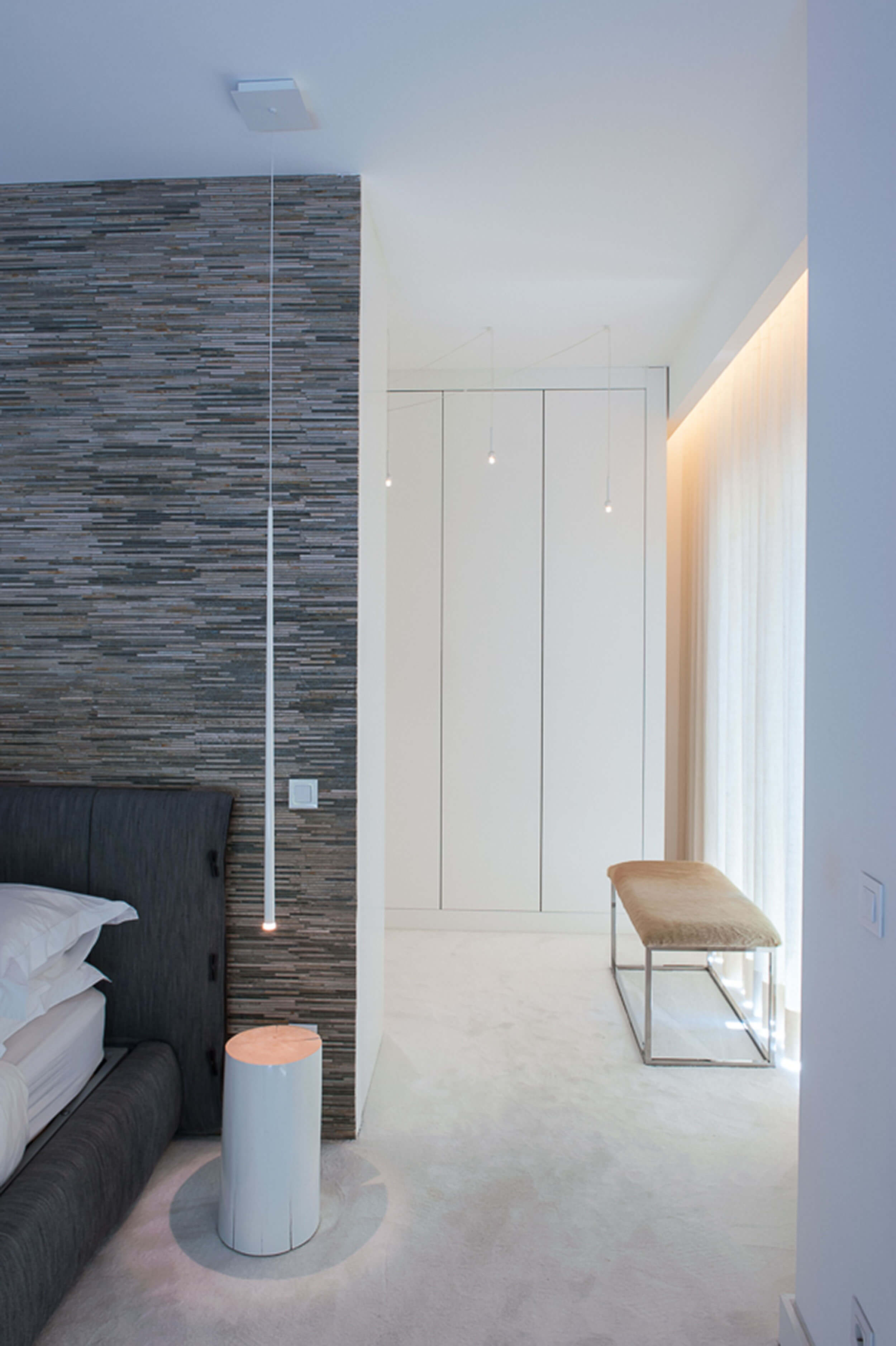 Master suite com Vibia Slim suspensão branca, parede pedra Tasmania e closet lacado — design de interiores de luxo Paço de Arcos, Oeiras, Atelier Renata Santos Machado