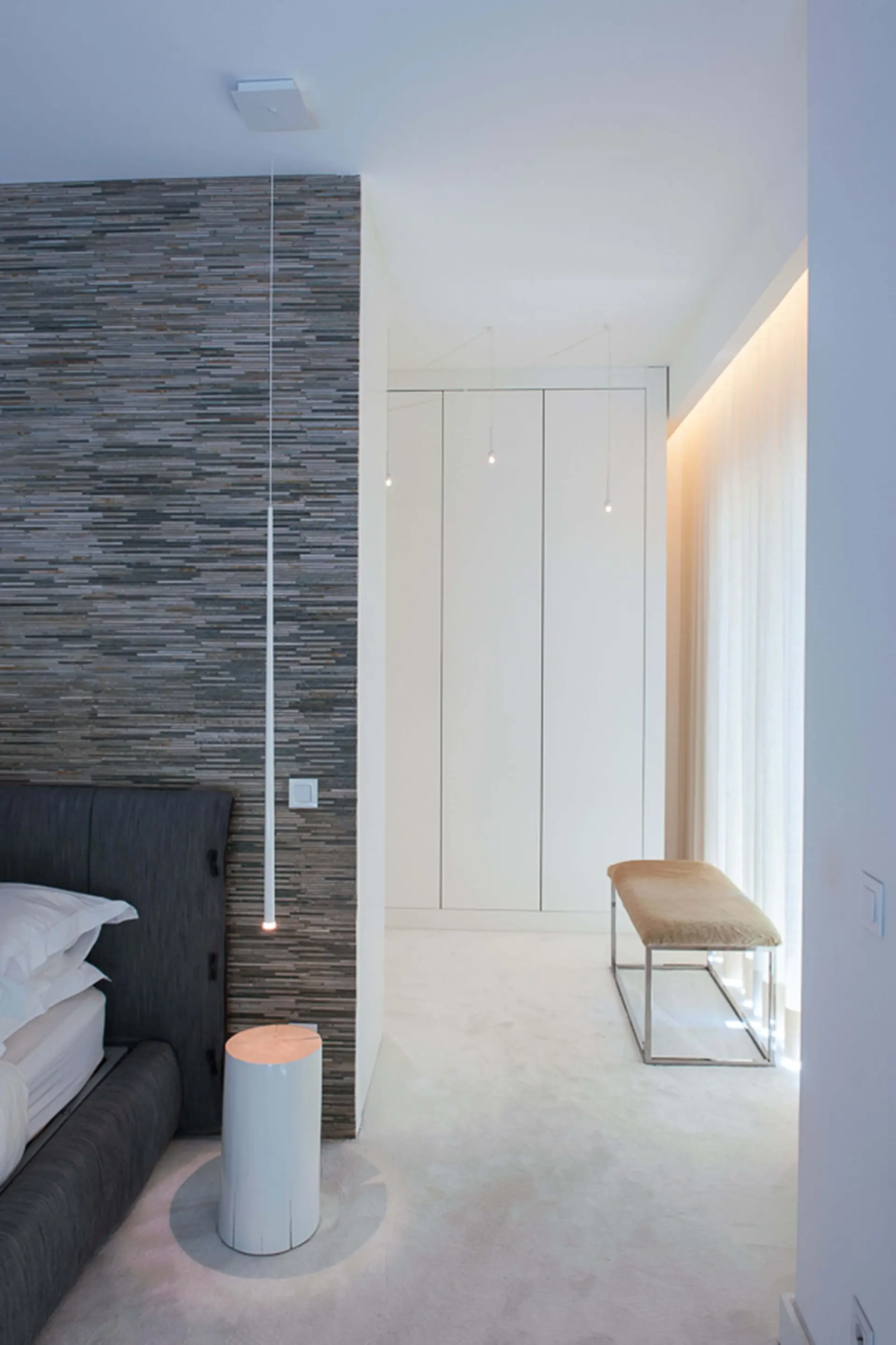 Master suite com Vibia Slim suspensão branca, parede pedra Tasmania e closet lacado — design de interiores de luxo Paço de Arcos, Oeiras, Atelier Renata Santos Machado