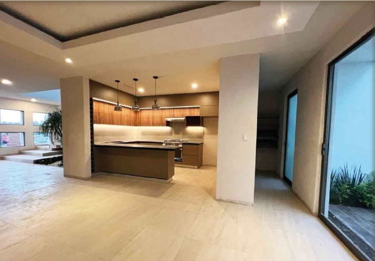 Interior de cocina moderna con gabinetes de madera e iluminación ambiental