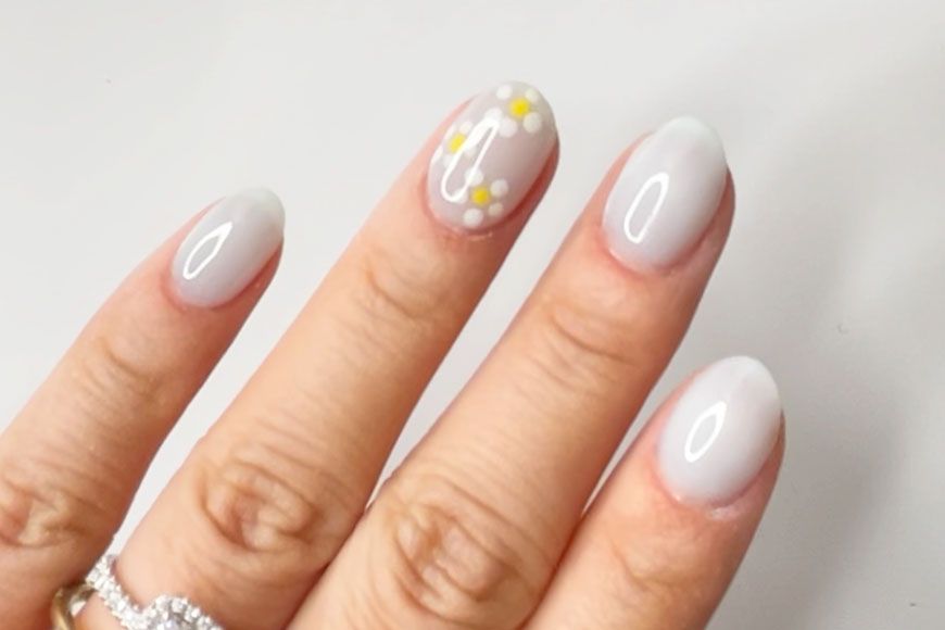 Daisy nails! Nude gel with hologram and gold accents | Nagels, Bruids  nagels, Mooie nagels