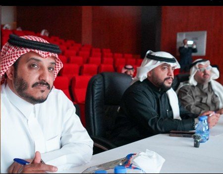 لجنة التحكيم تتابع العروض التقديمية للمشاركين