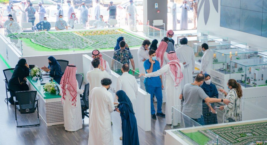 إقبال الزوار على مركز مبيعات ميلاء